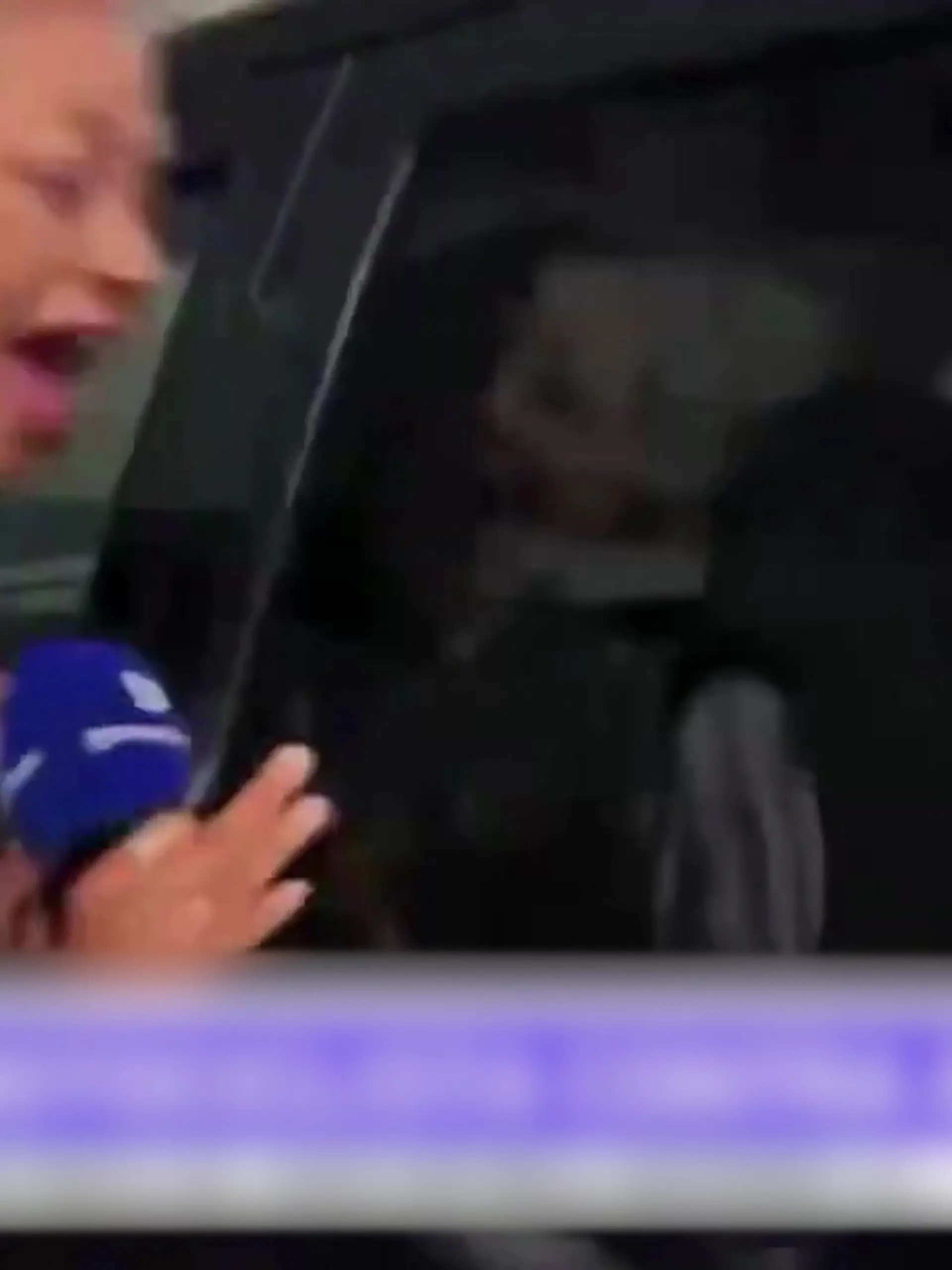 Bild zu: "Während Live-Schalte von Reporterin – Auto rast in TV-Team!"