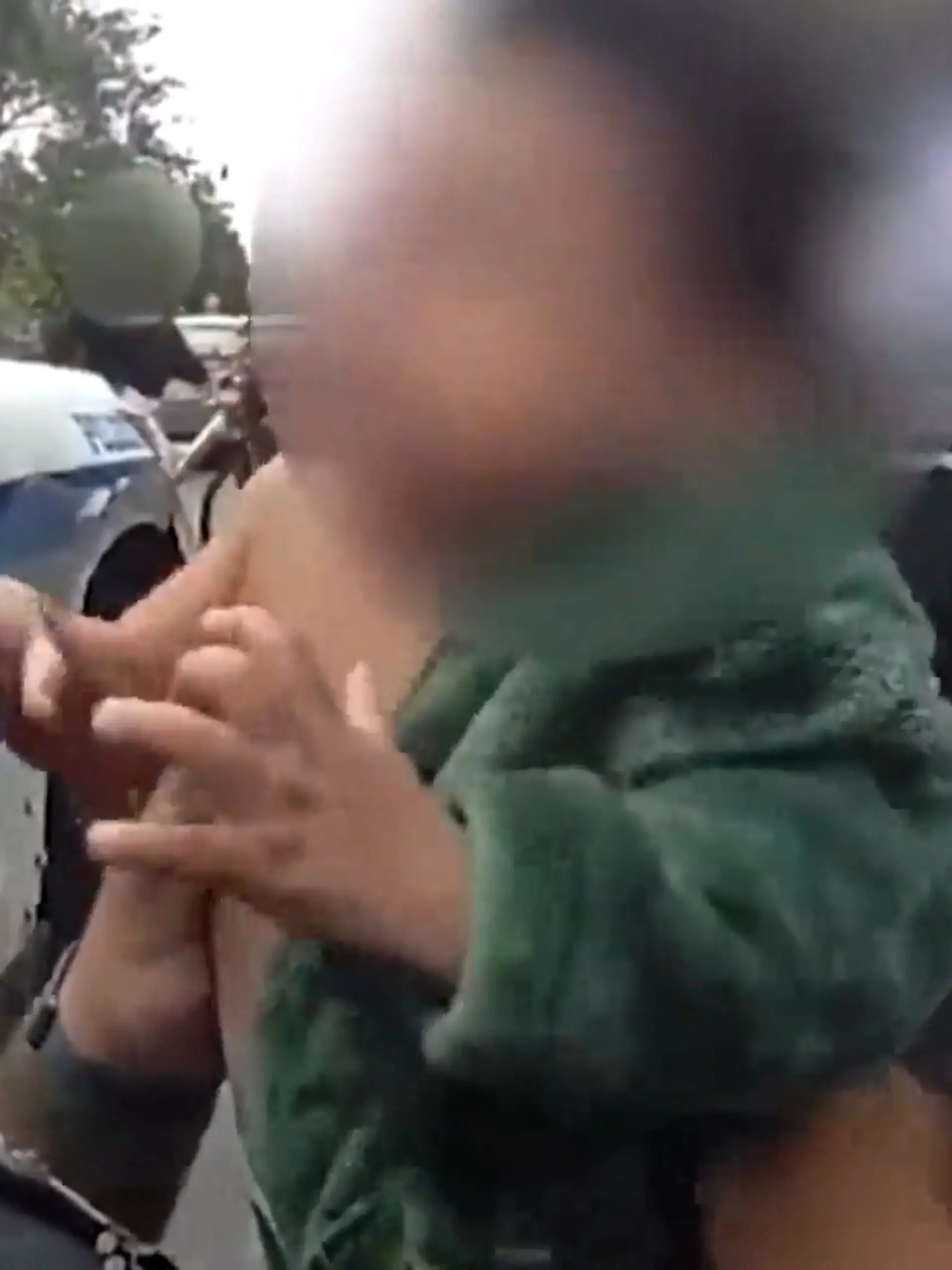 Bild zu: "Kleinteil verschluckt! Baby droht zu ersticken – Polizisten zögern keine Sekunde"