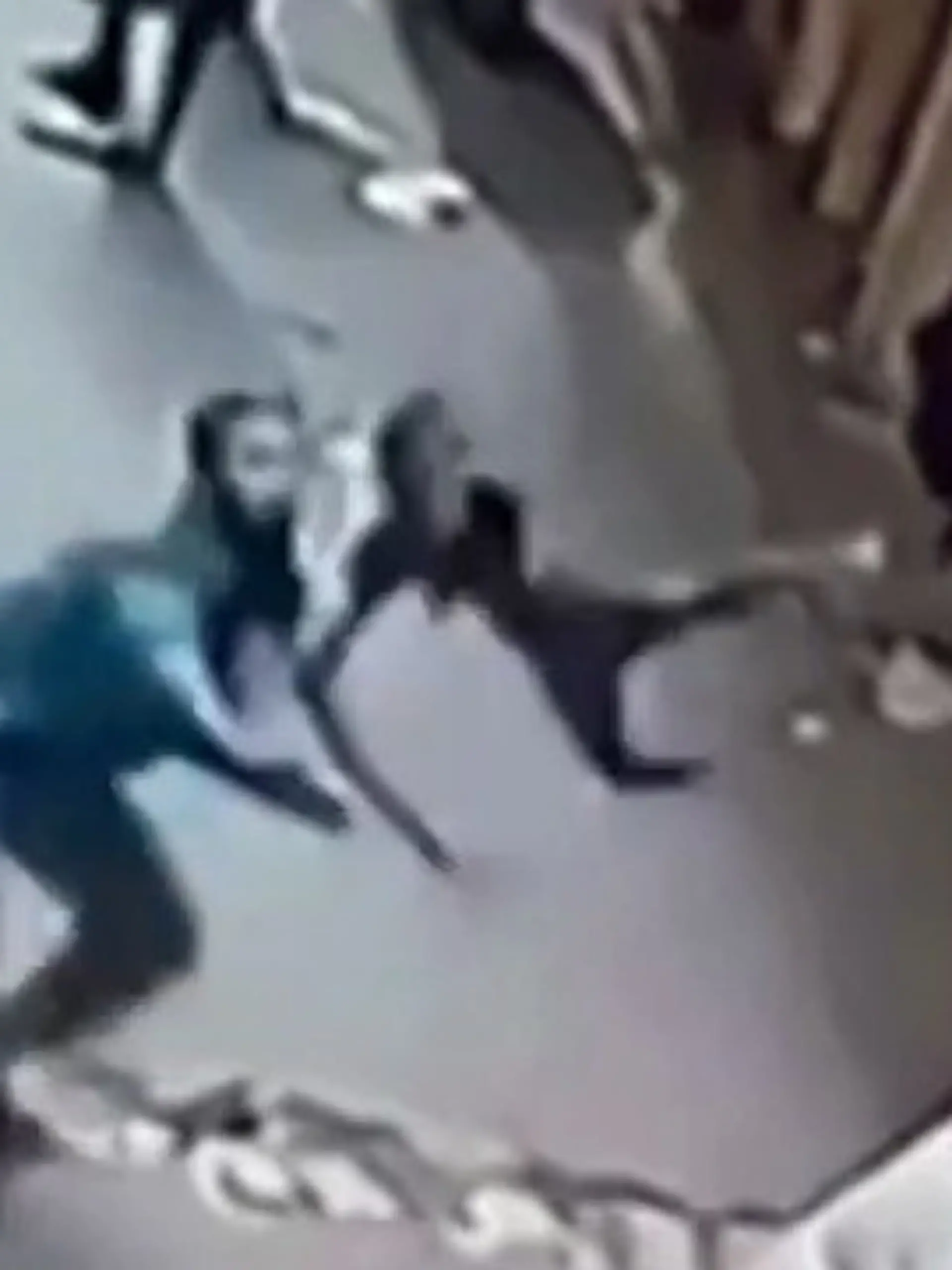 Bild zu: "Junge stürzt in die Tiefe – Überwachungskamera filmt unglaubliche Rettung!"