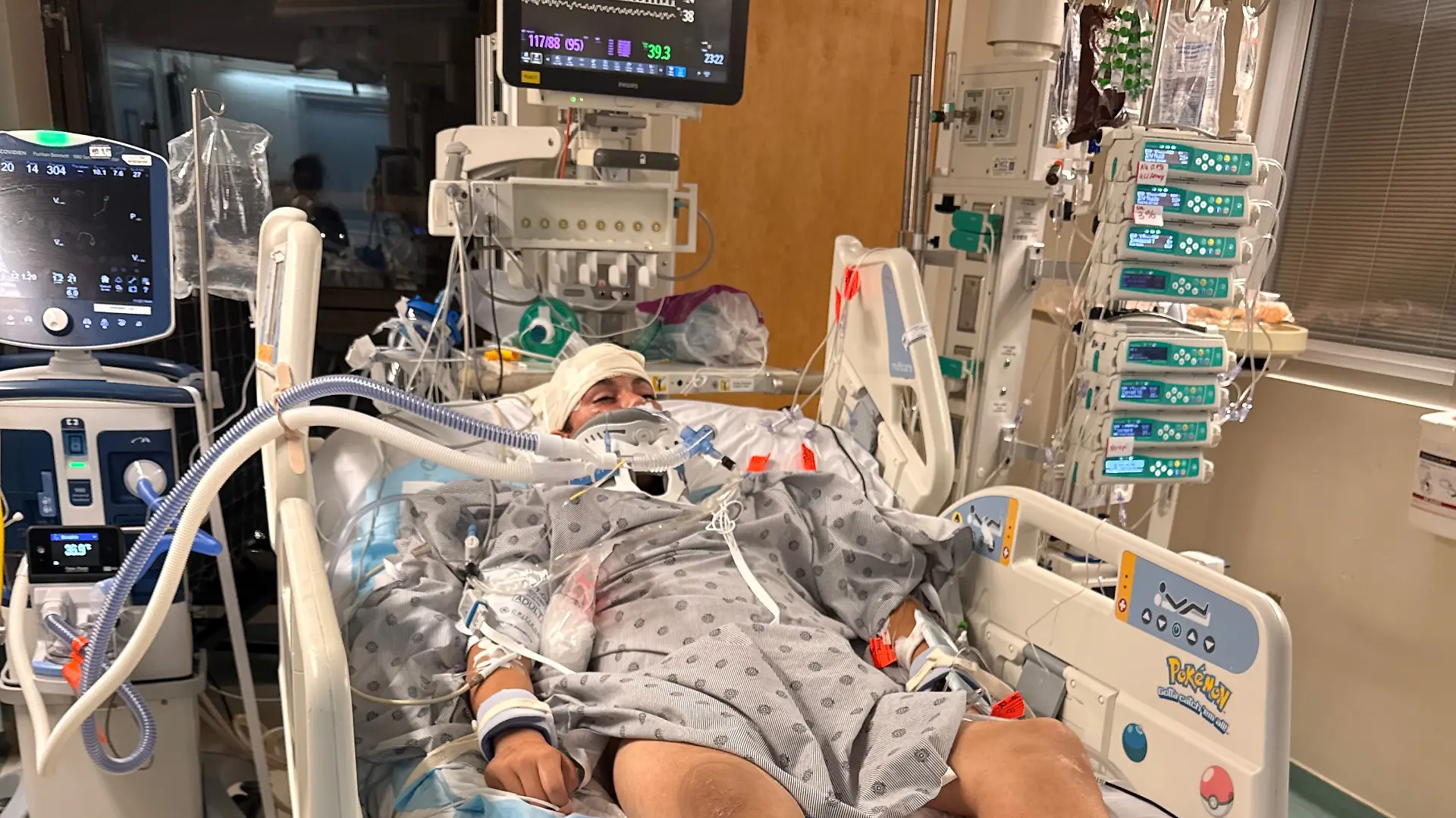 Olvin Daniel Cabrera Valladares im Krankenhaus. Der 13-Jährige wurde nach dem tragischen Unfall auf einem Spielplatz in Miami für hirntot erklärt.