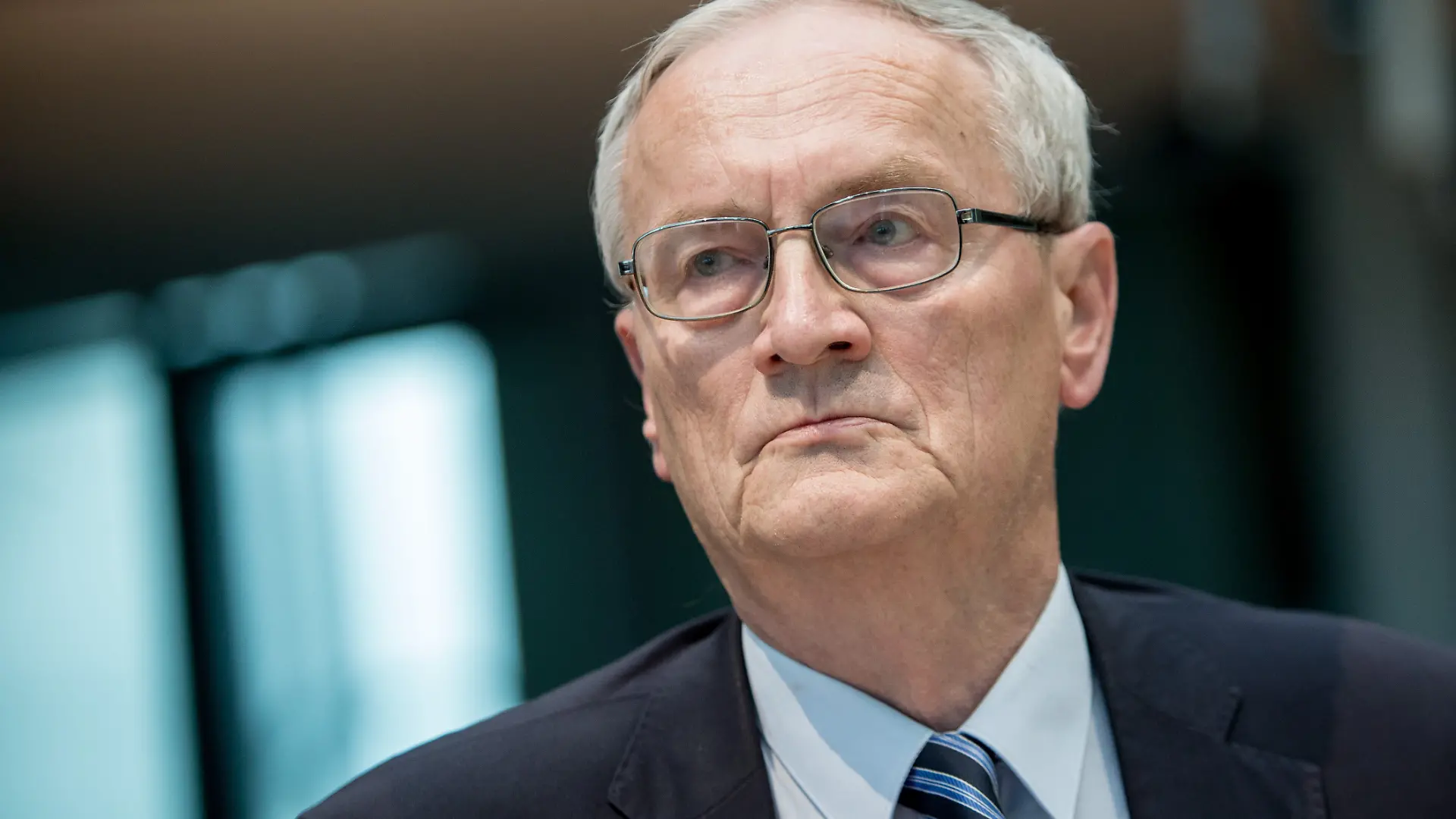 August Hanning, der ehemalige Präsident des Bundesnachrichtendienstes (BND) kommt am 02.10.2015 im Bundestag in Berlin als Zeuge zum NSA-Untersuchungsausschuss. Der Untersuchungsausschuss soll Ausmaß und Hintergründe der Ausspähung durch ausländische Geheimdienste in Deutschland aufklären. Foto: Michael Kappeler/dpa +++ dpa-Bildfunk +++