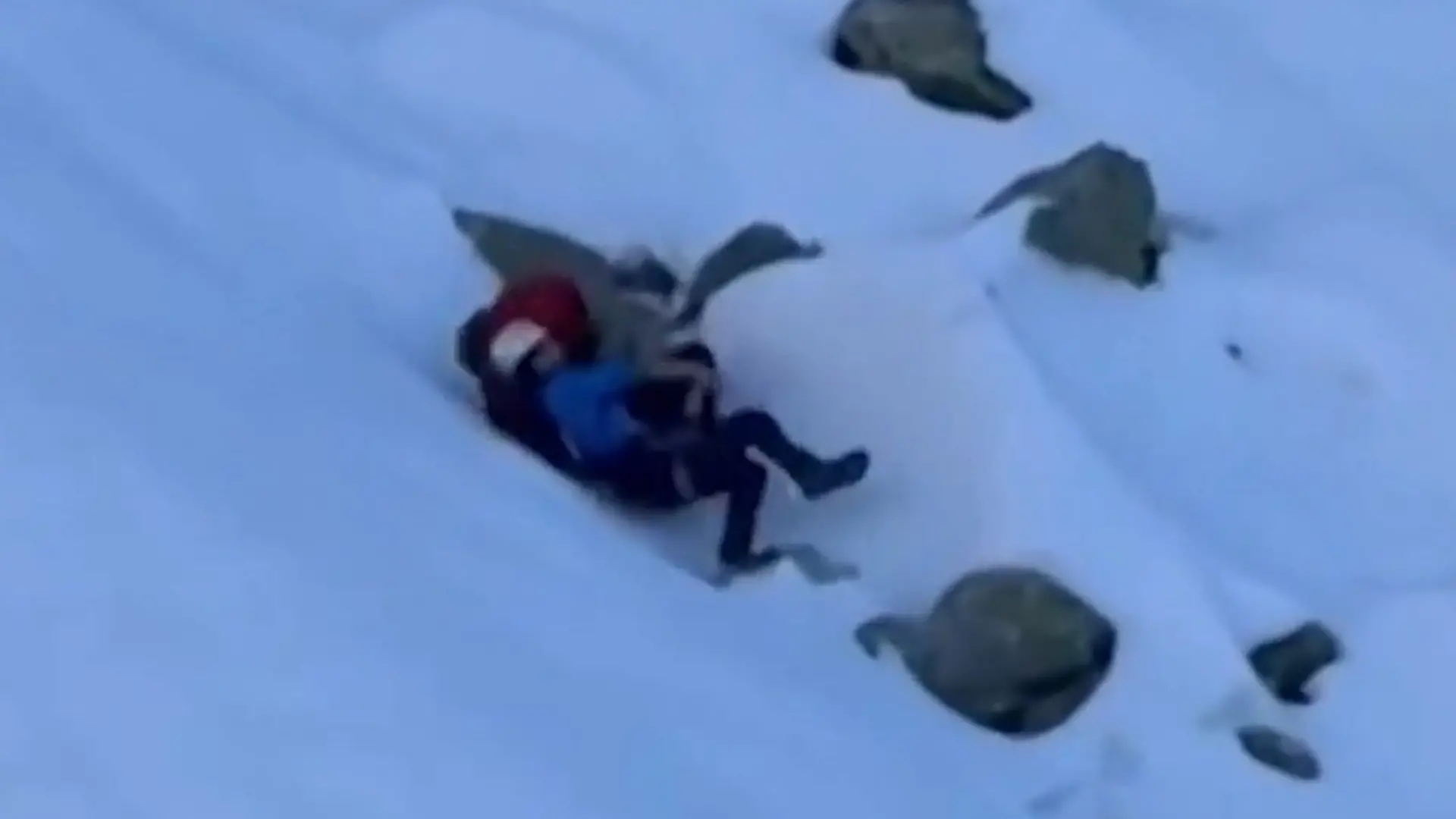 Eis-Falle am Berg! Zwei Wanderer stürzen vor laufender Kamera ab Dramatischer Moment im Gebirge