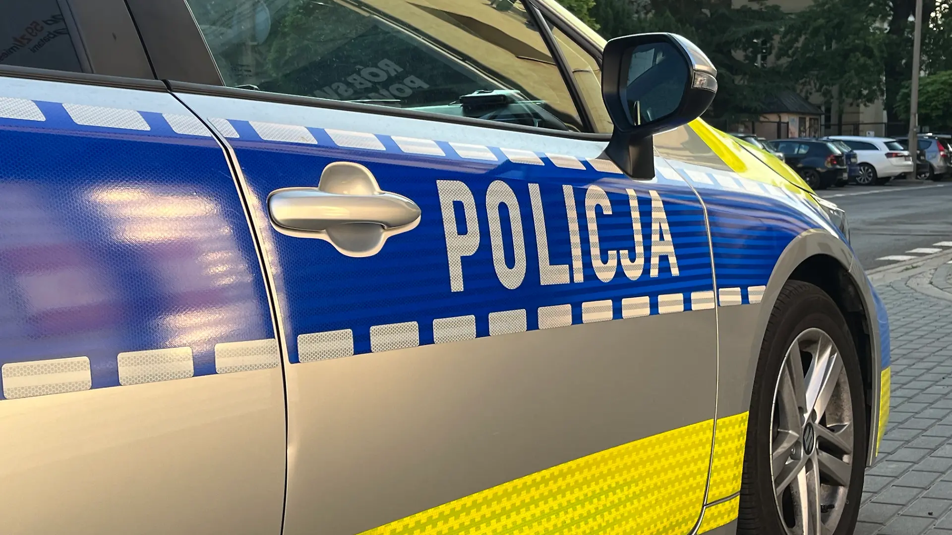 Ein Streifenwagen der polnischen Polizei steht auf einer Straße. (zu dpa: «Polen: Toter und Verletzte bei Messer-Attacke in Kloster») +++ dpa-Bildfunk +++