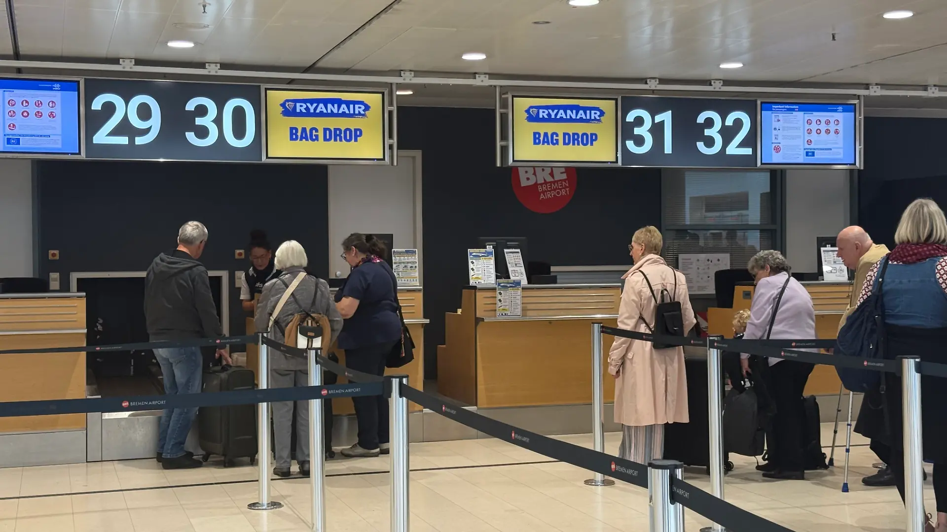 Noch stehen Passagiere am Bremer Flughafen am Gate von Ryanair, die wird es ab April 2027 aber nicht mehr geben.