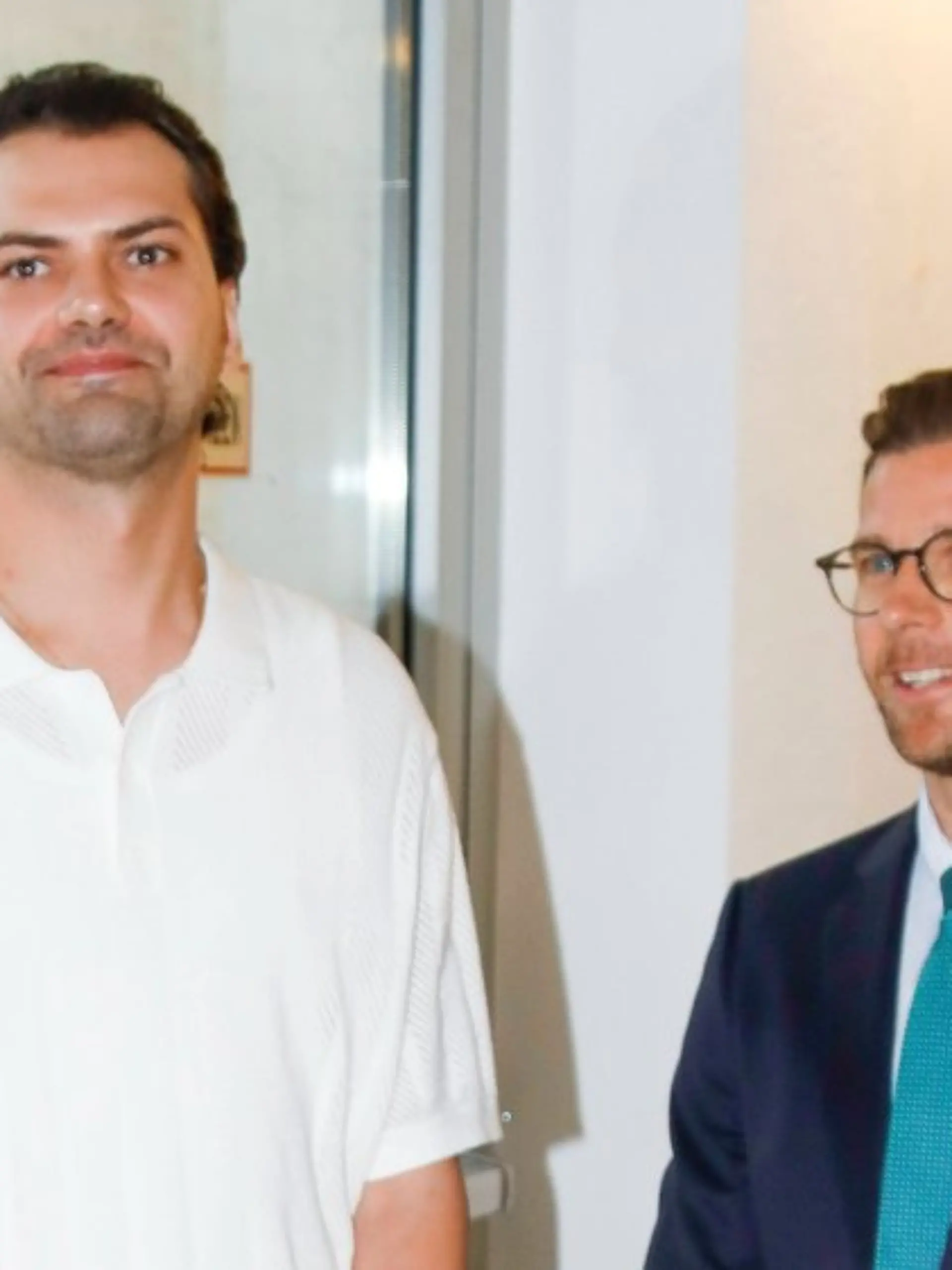 Jimi Blue Ochsenknecht im August 2025 mit seinem Anwalt. Im erneuten Prozess war er nicht persönlich dabei.