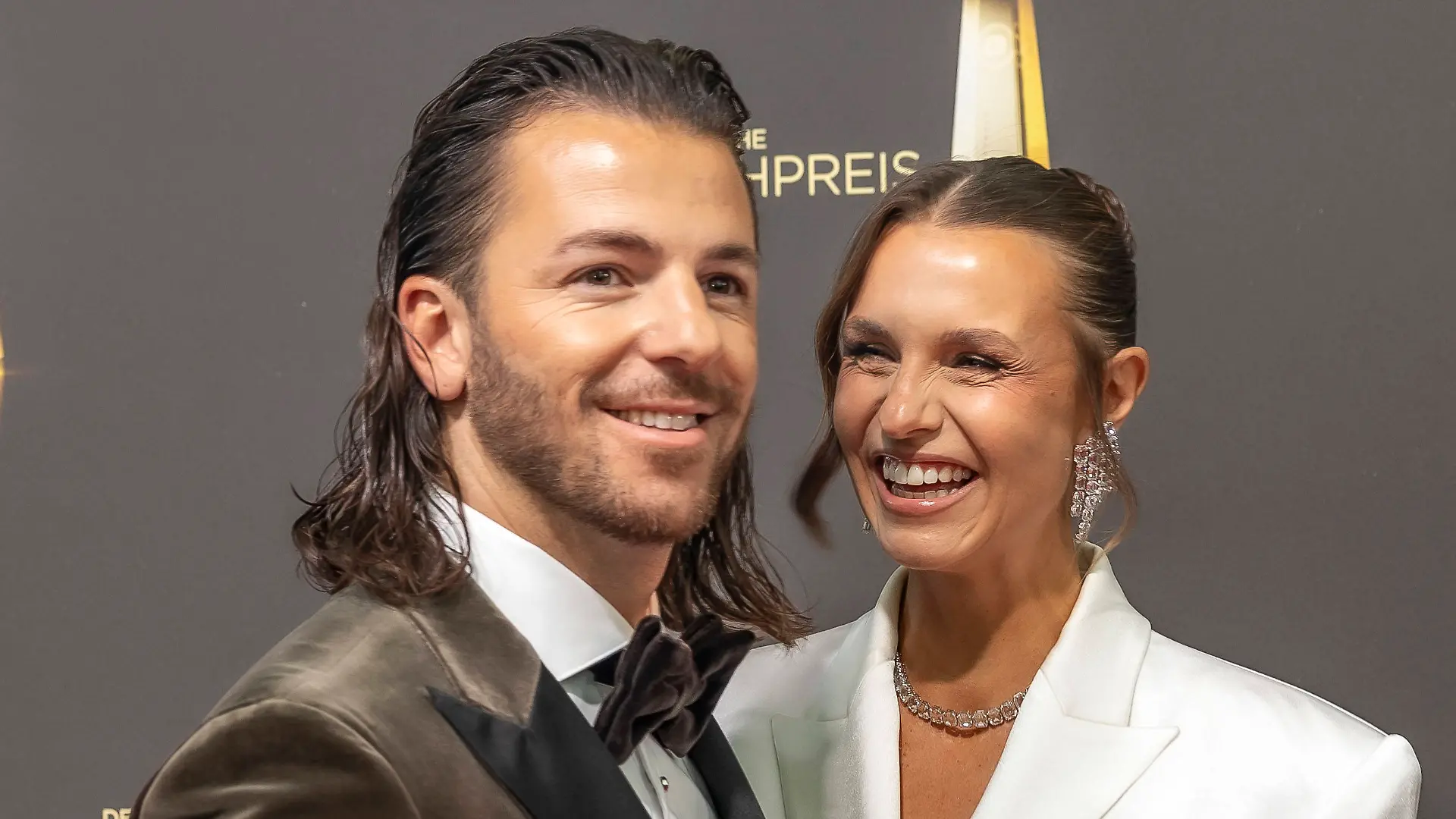 Laura Wontorra mit ihrem Freund Riccardo Basile beim Deutschen Fernsehpreis 2026 in Köln.