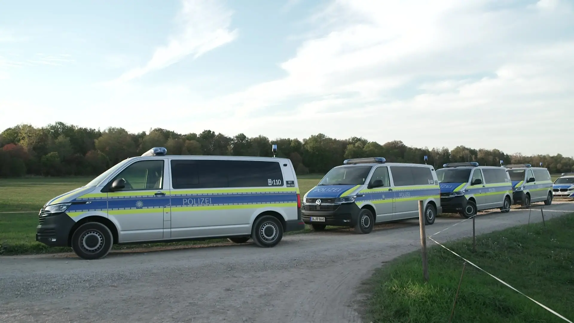 Zahlreiche Polizeiwagen stehen im Notzinger Moos bereit. Mit einer Vielzahl von Einsatzkräften sucht die Polizei dort nach der möglichen Großkatze.