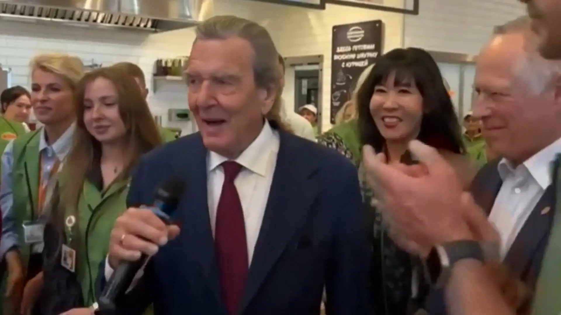 Applaus in Moskau! Gerhard Schröder wird im Supermarkt wie ein Kanzler empfangen Warme Worte in Russland