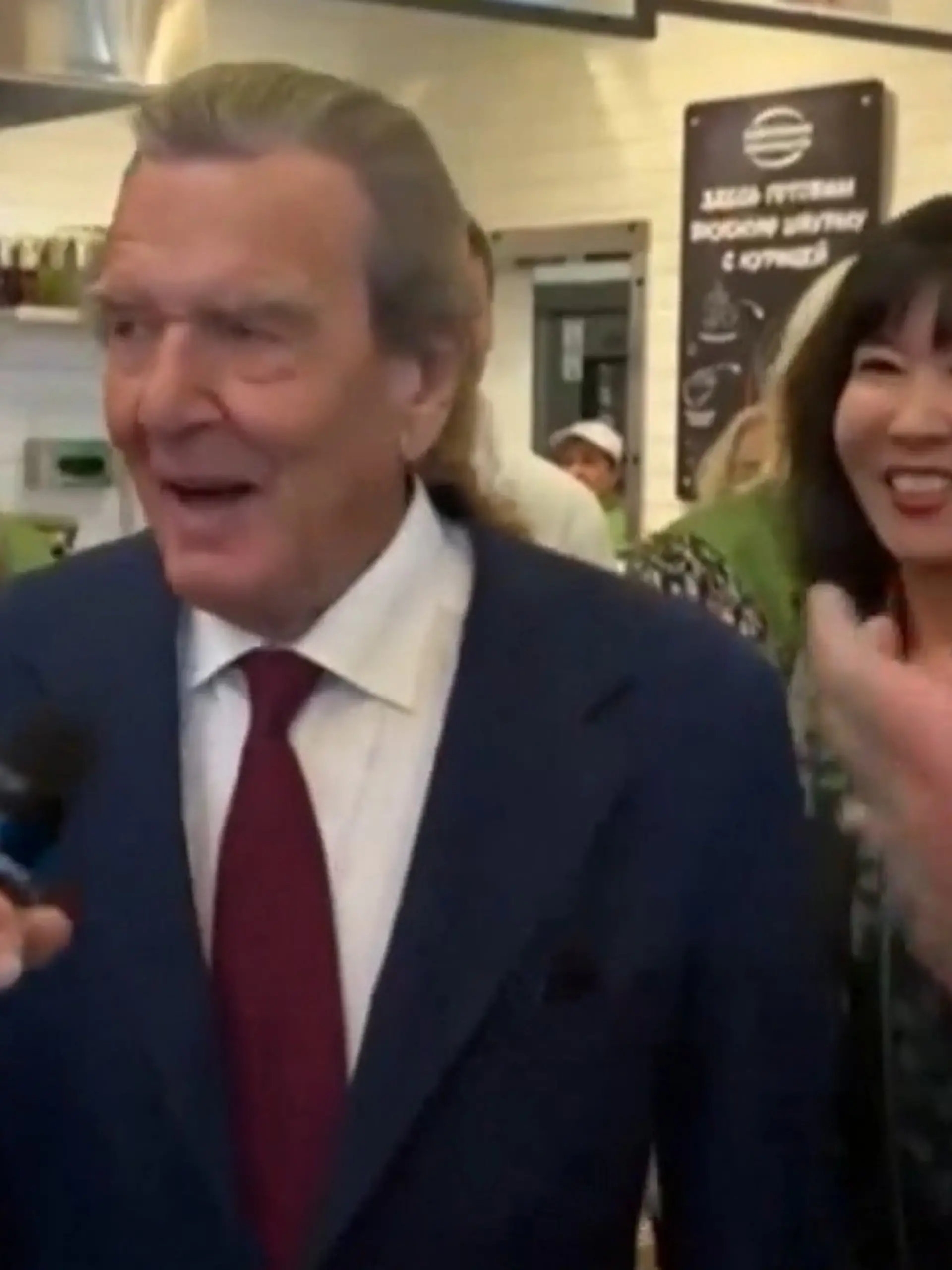 Bild zu: "Applaus in Moskau! Gerhard Schröder wird im Supermarkt wie ein Kanzler empfangen"