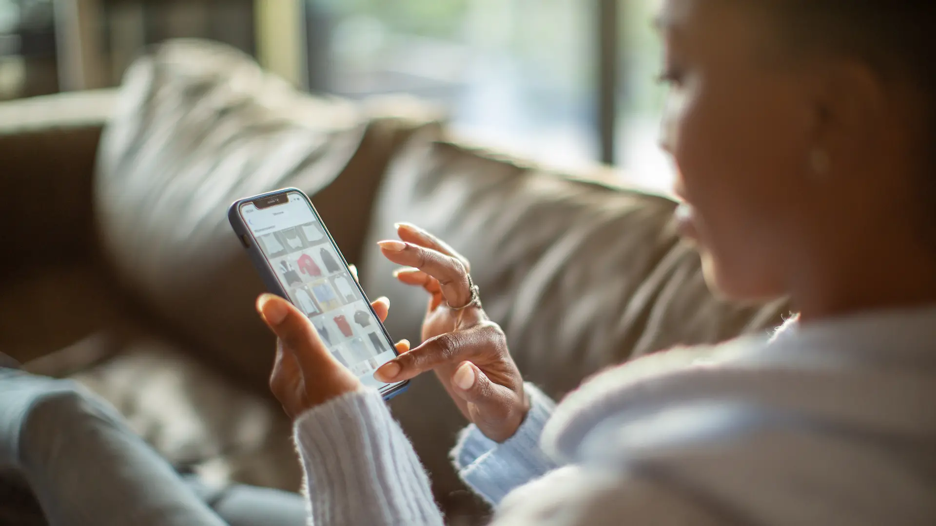 Close-up einer Frau, die am Smartphone shoppt