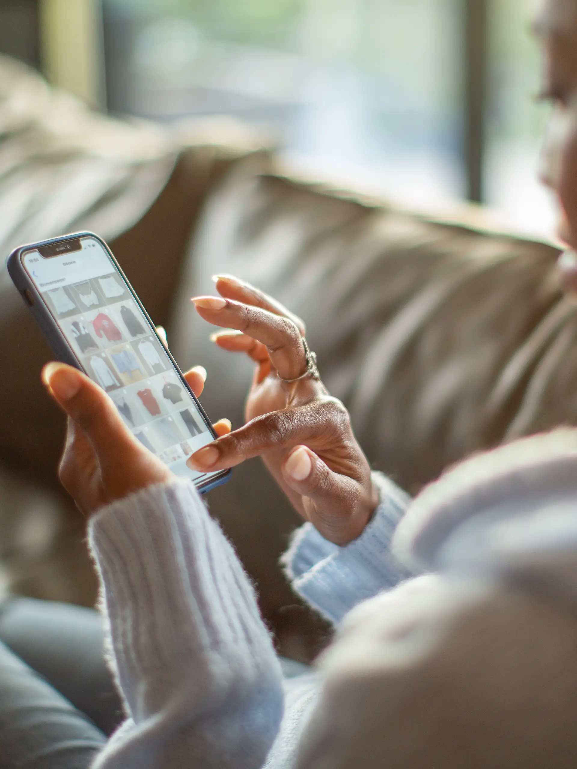 Close-up einer Frau, die am Smartphone shoppt