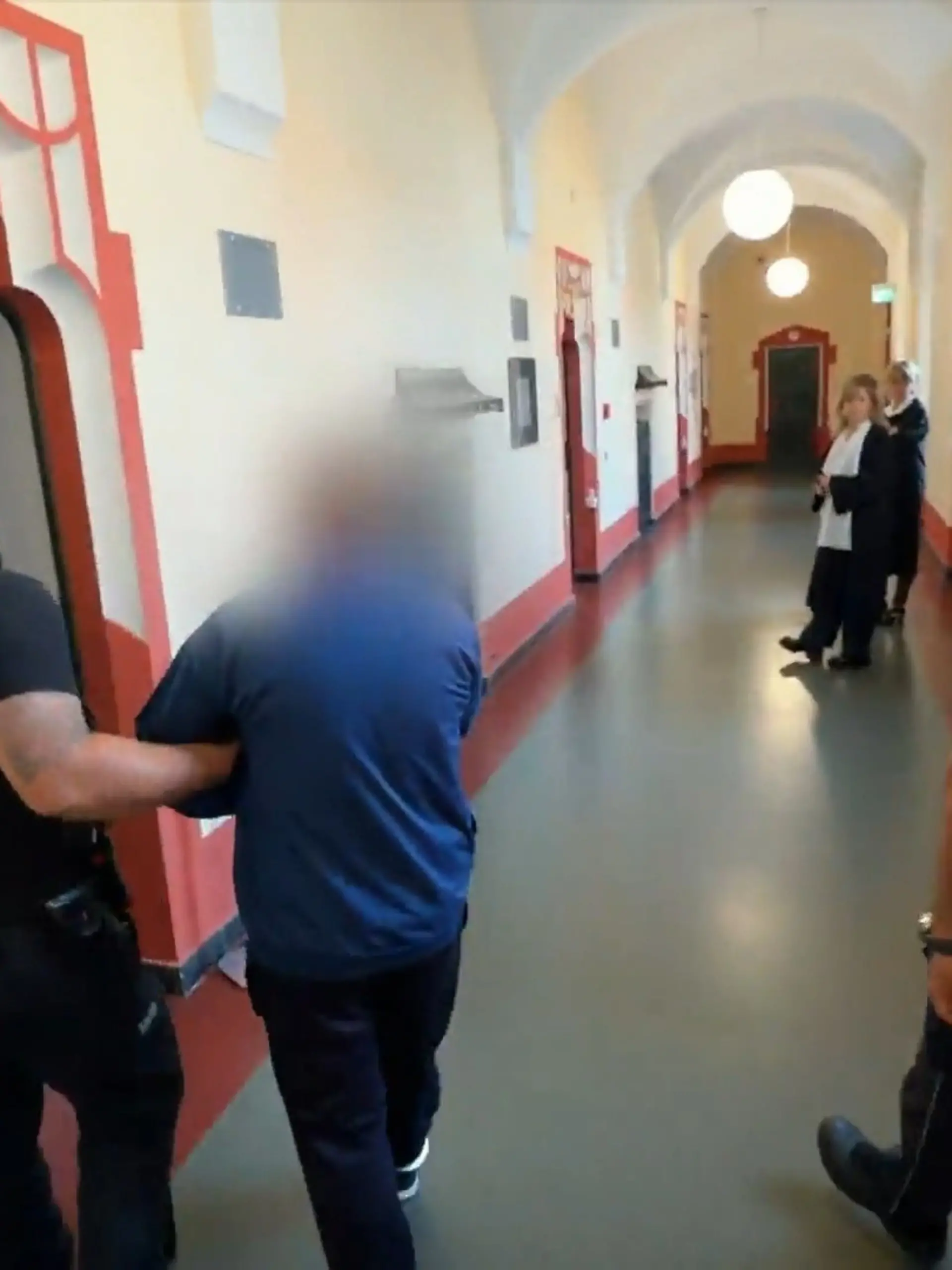 Bild zu: "Nachbar wegen sexuellem Missbrauch angeklagt"