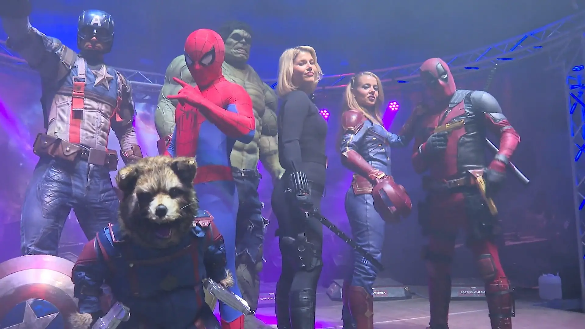 Superhelden und Riesen-Roboter erobern Köln Spider-Man und Hulk begeistern die Fans