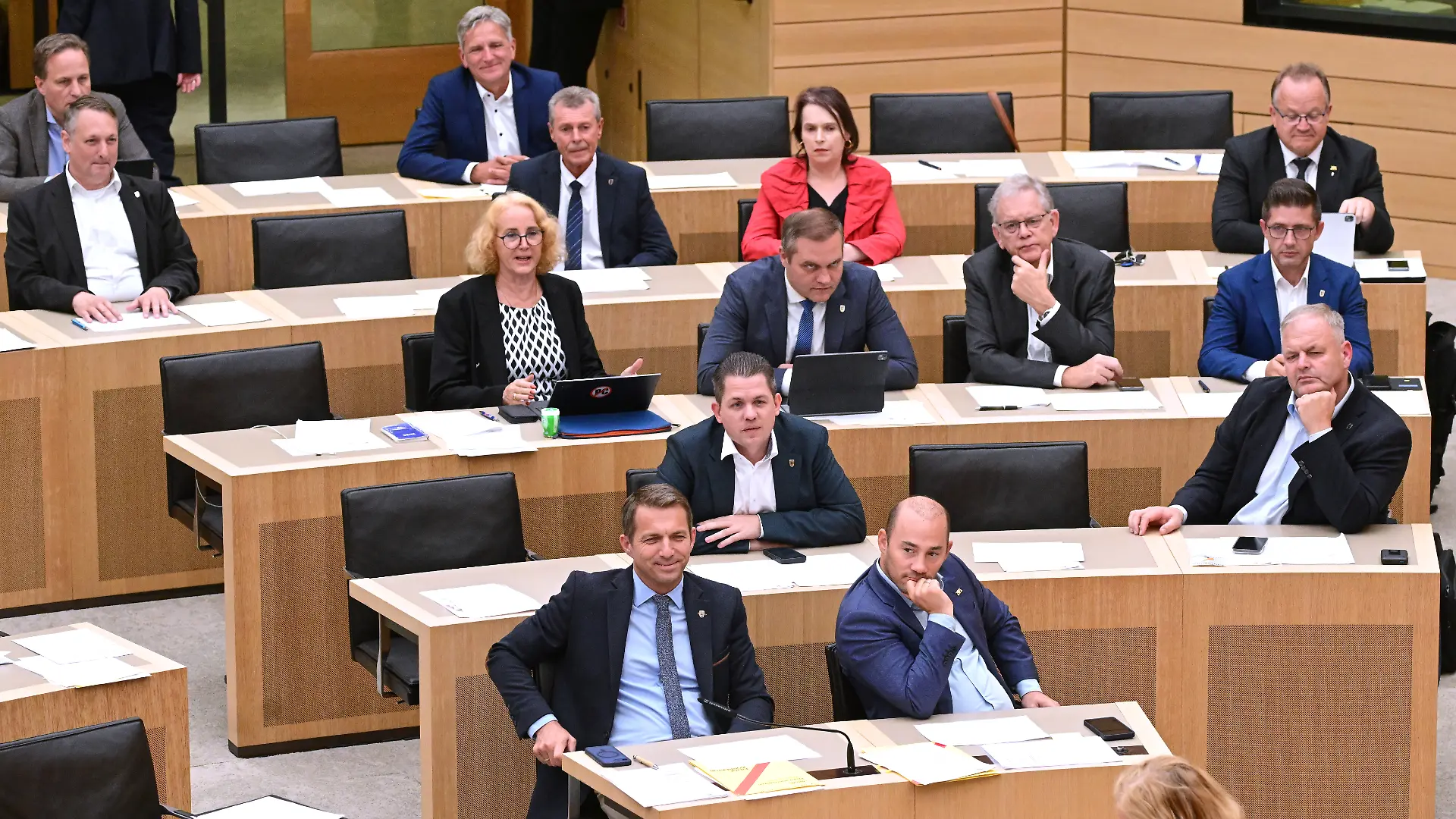 Die Fraktion der Abgeordneten der AfD sitz bei einer Plenarsitzung im Landtag von Baden-Württemberg. In der ersten Reihe Martin Rothweiler (l) , Vorsitzender der AfD Fraktion im Landtag von Baden-Württemberg, und Miguel Klauß (r).
