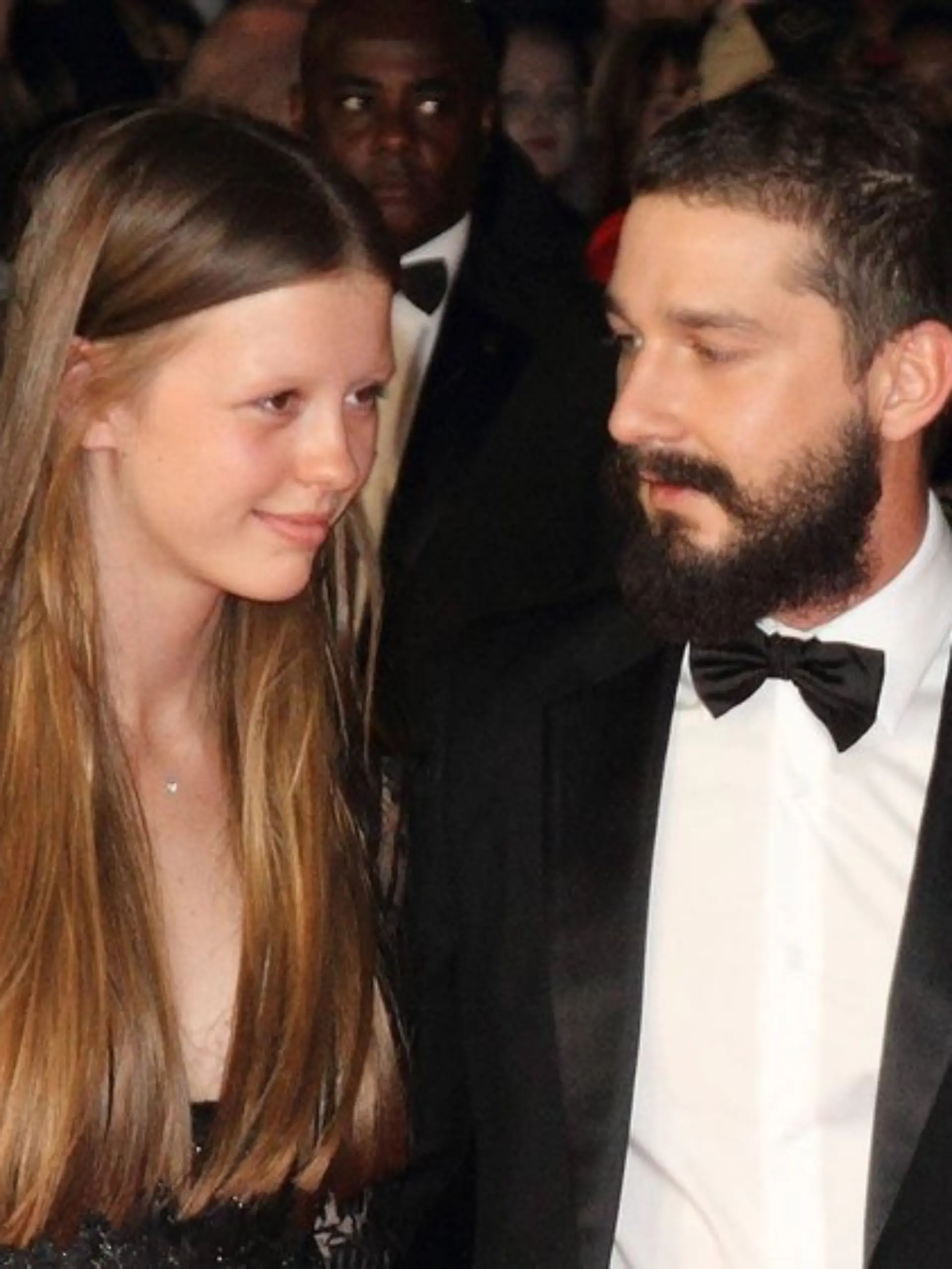 Mia Goth und Shia LaBeouf waren seit 2012 zusammen, haben sich aber im Sommer 2025 getrennt.