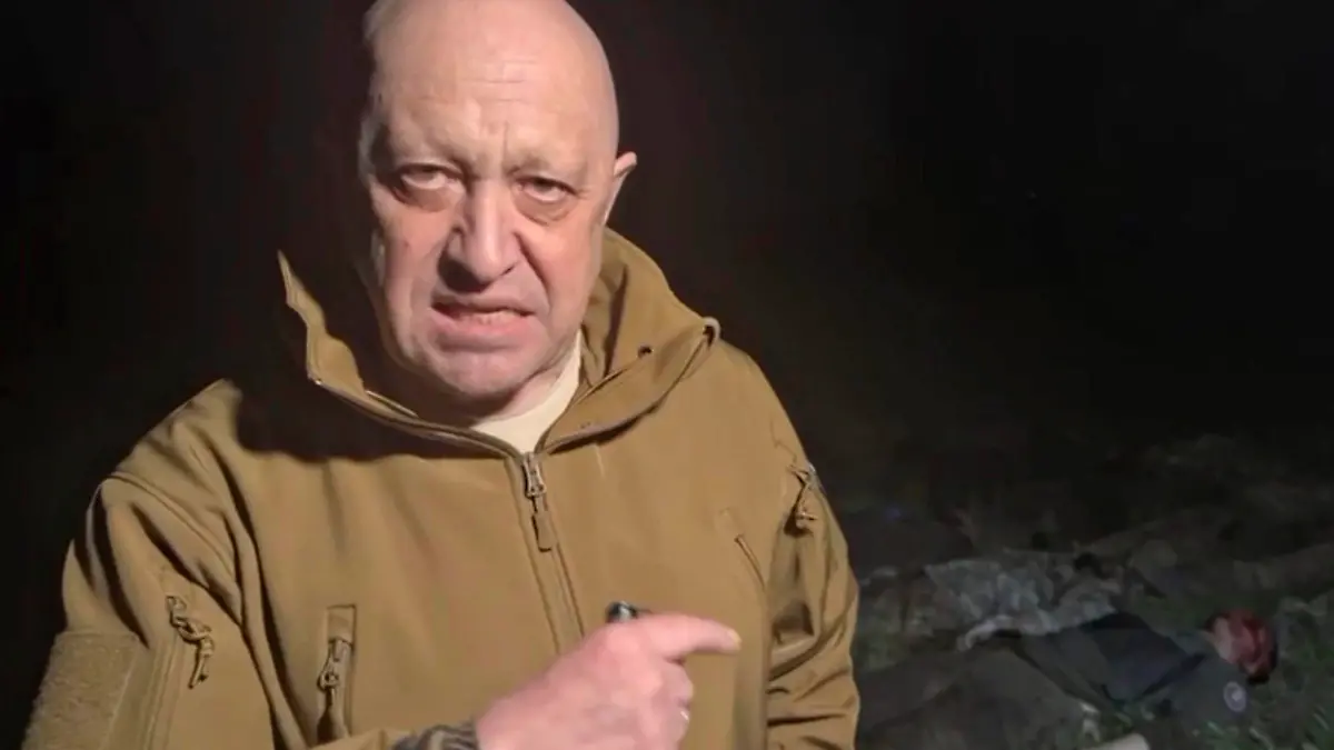 May 5, 2023, Bakhmut, Donetsk Oblast, Ukraine: Russian Yevgeny Prigozhin, owner of the Wagner Group of mercenaries, points to the bodies of his soldiers as he broadcasts a tirade against Russian Defense Minister Sergei Shoigu accusing the military command of starving his forces of ammunition and supplies, May 4, 2023 near Bakhmut, Ukraine. Prigozhin, standing in a field of bodies threatened to withdraw from the frontlines. Bakhmut Ukraine - ZUMAp138 20230505_zaa_p138_027 Copyright: xPoolx/WagnerxGroupx