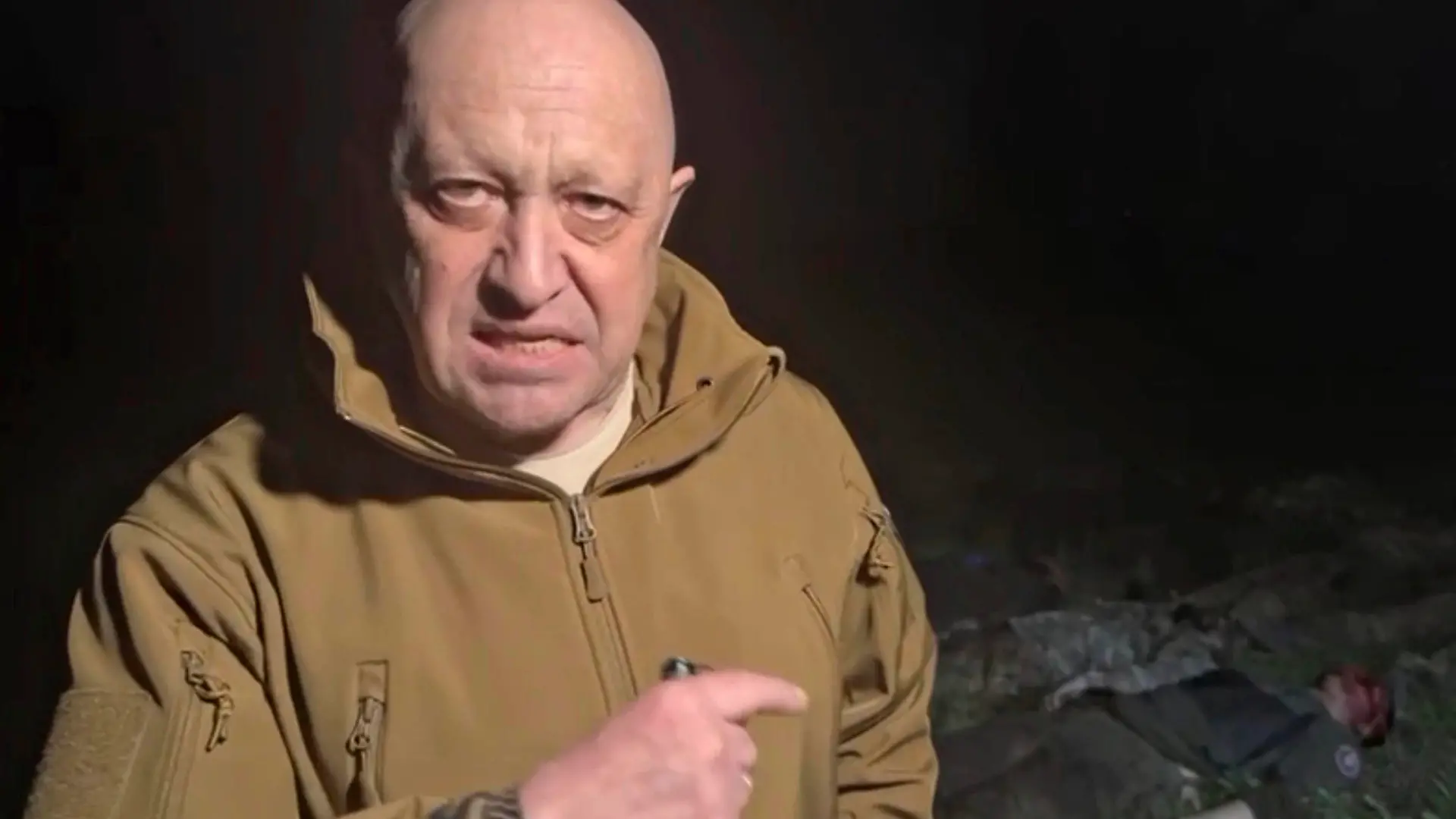 May 5, 2023, Bakhmut, Donetsk Oblast, Ukraine: Russian Yevgeny Prigozhin, owner of the Wagner Group of mercenaries, points to the bodies of his soldiers as he broadcasts a tirade against Russian Defense Minister Sergei Shoigu accusing the military command of starving his forces of ammunition and supplies, May 4, 2023 near Bakhmut, Ukraine. Prigozhin, standing in a field of bodies threatened to withdraw from the frontlines. Bakhmut Ukraine - ZUMAp138 20230505_zaa_p138_027 Copyright: xPoolx/WagnerxGroupx