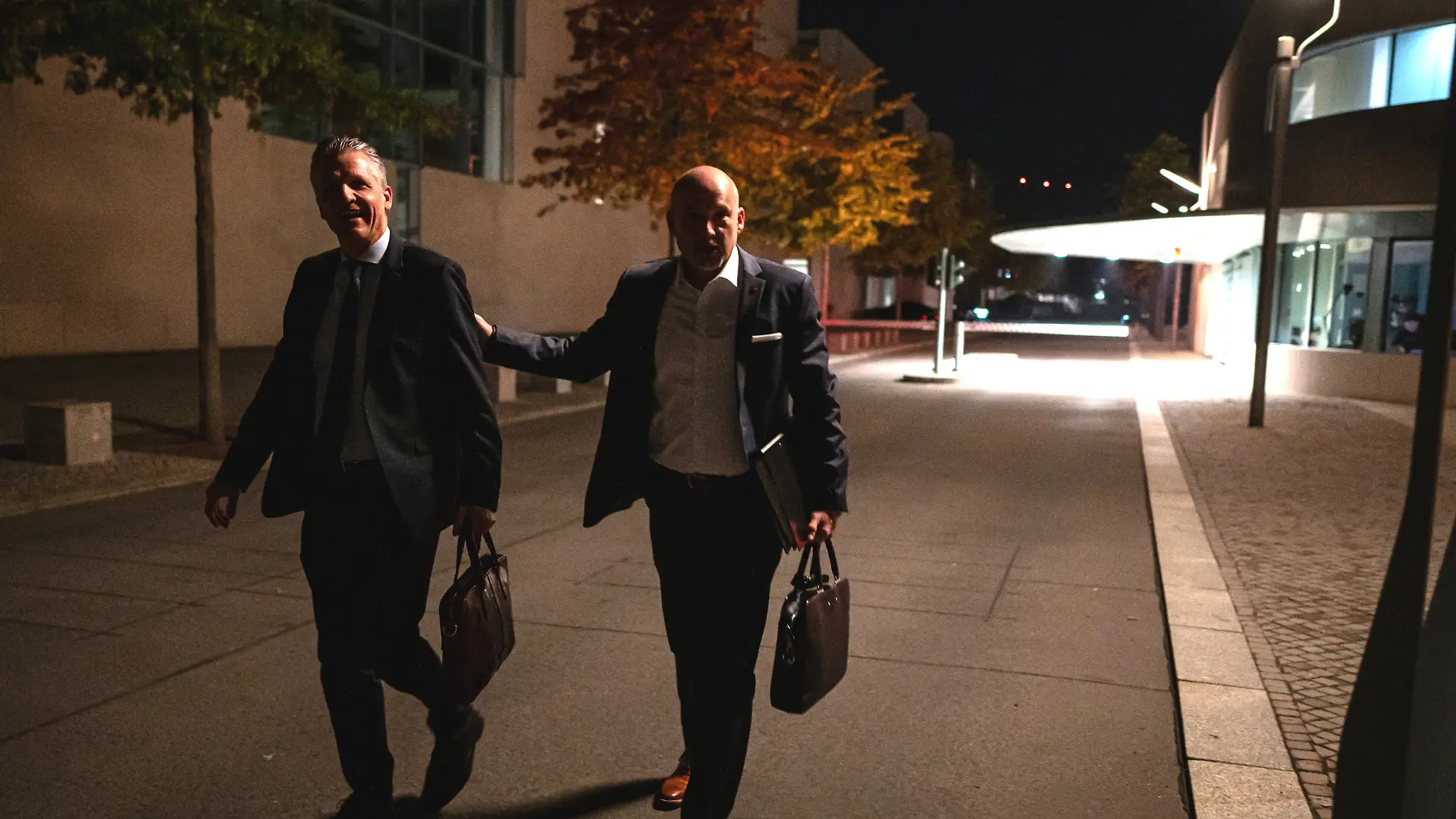 Thorsten Frei (CDU, l), Vorsitzender der CDU/CSU-Bundestagsfraktion, und Alexander Hoffmann (CSU, r), stellvertretender Vorsitzender der CDU/CSU-Bundestagsfraktion, kommen aus dem Kanzleramt. Zum ersten Mal seit den Reformbeschlüssen im Juli treffen sich die Spitzen von Union und SPD im Koalitionsausschuss. +++ dpa-Bildfunk +++