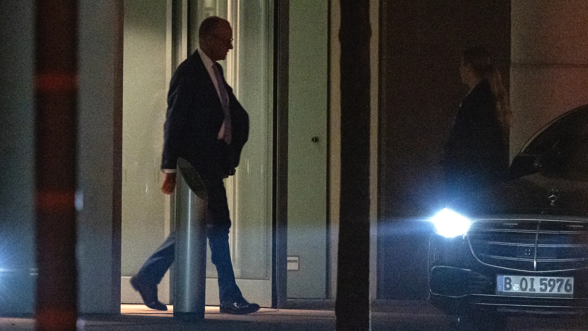 Friedrich Merz (CDU), Bundeskanzler, kommt aus dem Kanzleramt. Zum ersten Mal seit den Reformbeschlüssen im Juli treffen sich die Spitzen von Union und SPD im Koalitionsausschuss.