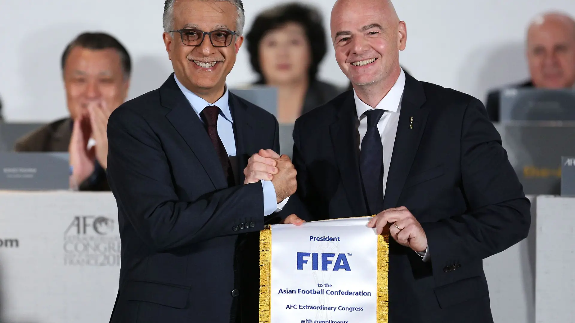 Gianni Infantino (r) mit Salman bin Ibrahim al-Chalifa, Chef des asiatischen Fußballverbands.