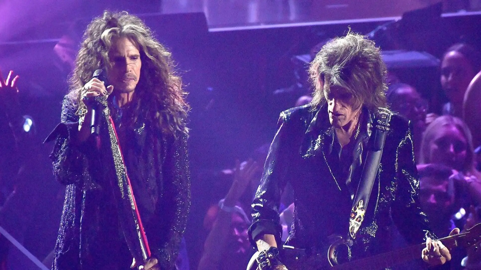 Steven Tyler (li.) musste nach seiner Stimmbandverletzung die Aerosmith-Tour beenden.