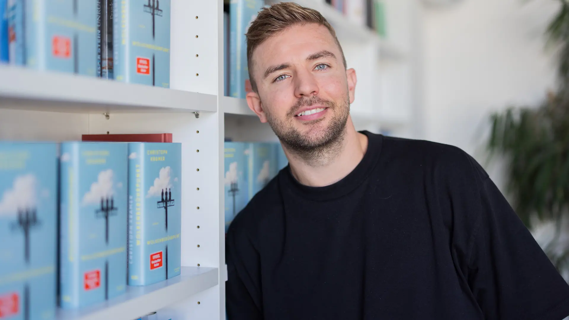 PRODUKTION - 23.09.2026, Nordrhein-Westfalen, Köln: Christoph Kramer, Fußball-Weltmeister, TV-Experte und Schriftsteller, aufgenommen während eines Interviews mit der dpa Deutsche Presse-Agentur im Verlagsbüro von Kiepenheuer & Witsch. Kramer hat einen neuen Roman mit dem Titel ·Wolkenberührpunkt· geschrieben. (zu dpa: «Chris Kramer schätzt seine Pokémon-Sammlung auf 400.000 Euro») Foto: Rolf Vennenbernd/dpa +++ dpa-Bildfunk +++