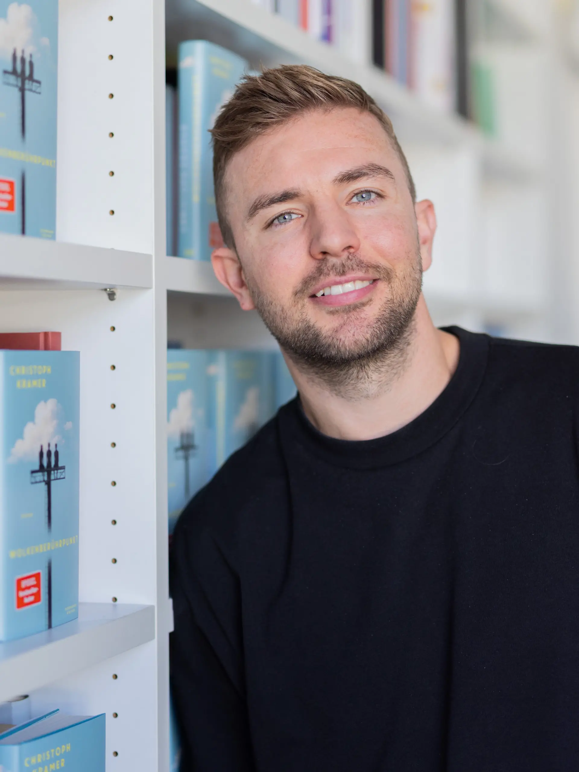 PRODUKTION - 23.09.2026, Nordrhein-Westfalen, Köln: Christoph Kramer, Fußball-Weltmeister, TV-Experte und Schriftsteller, aufgenommen während eines Interviews mit der dpa Deutsche Presse-Agentur im Verlagsbüro von Kiepenheuer & Witsch. Kramer hat einen neuen Roman mit dem Titel ·Wolkenberührpunkt· geschrieben. (zu dpa: «Chris Kramer schätzt seine Pokémon-Sammlung auf 400.000 Euro») Foto: Rolf Vennenbernd/dpa +++ dpa-Bildfunk +++