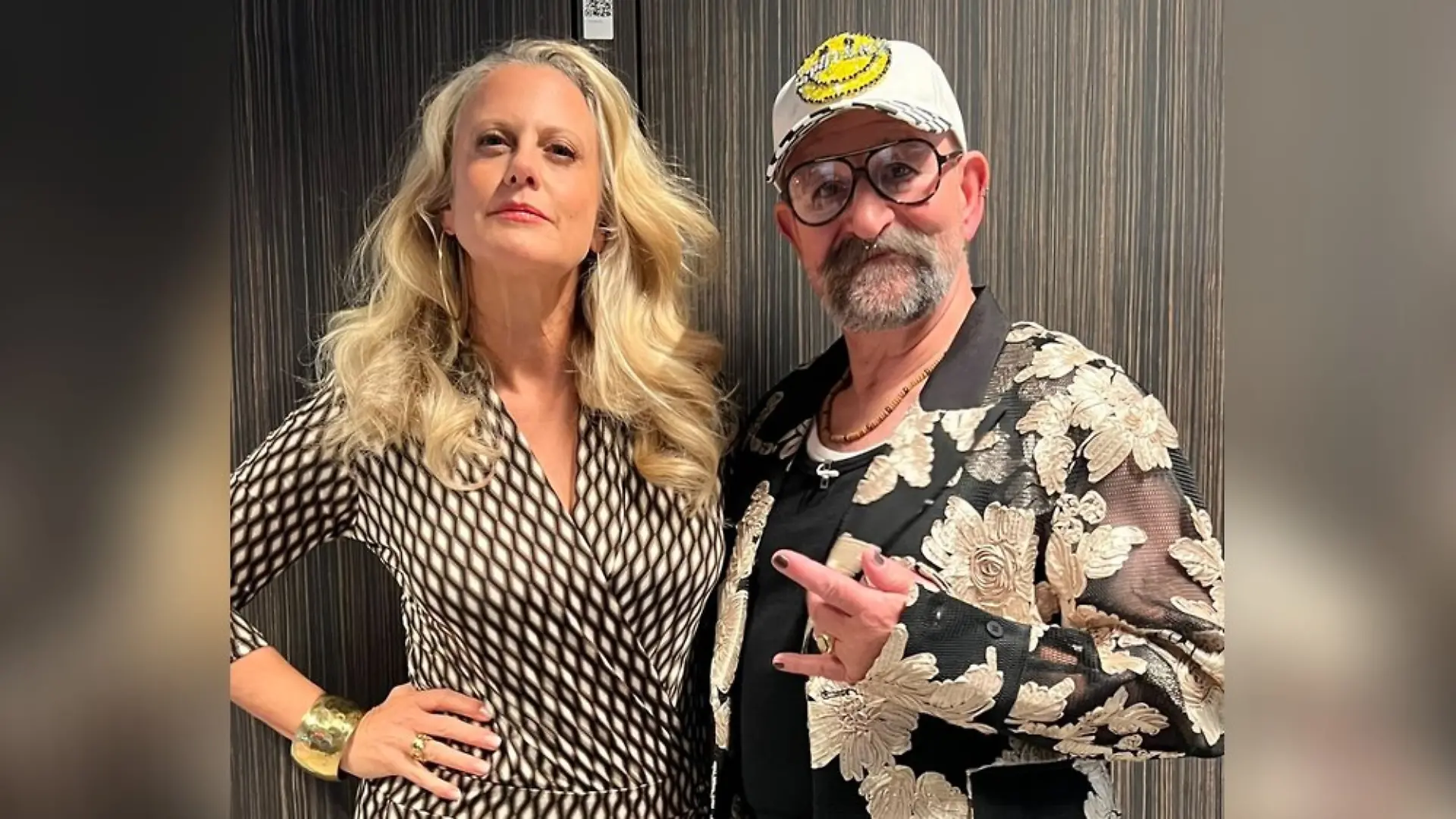 Barbara Schöneberger mit dem kaum wiederzuerkennenden Horst Lichter nach der Auflösung des TV-Streichs für "Verstehen Sie Spaß?".