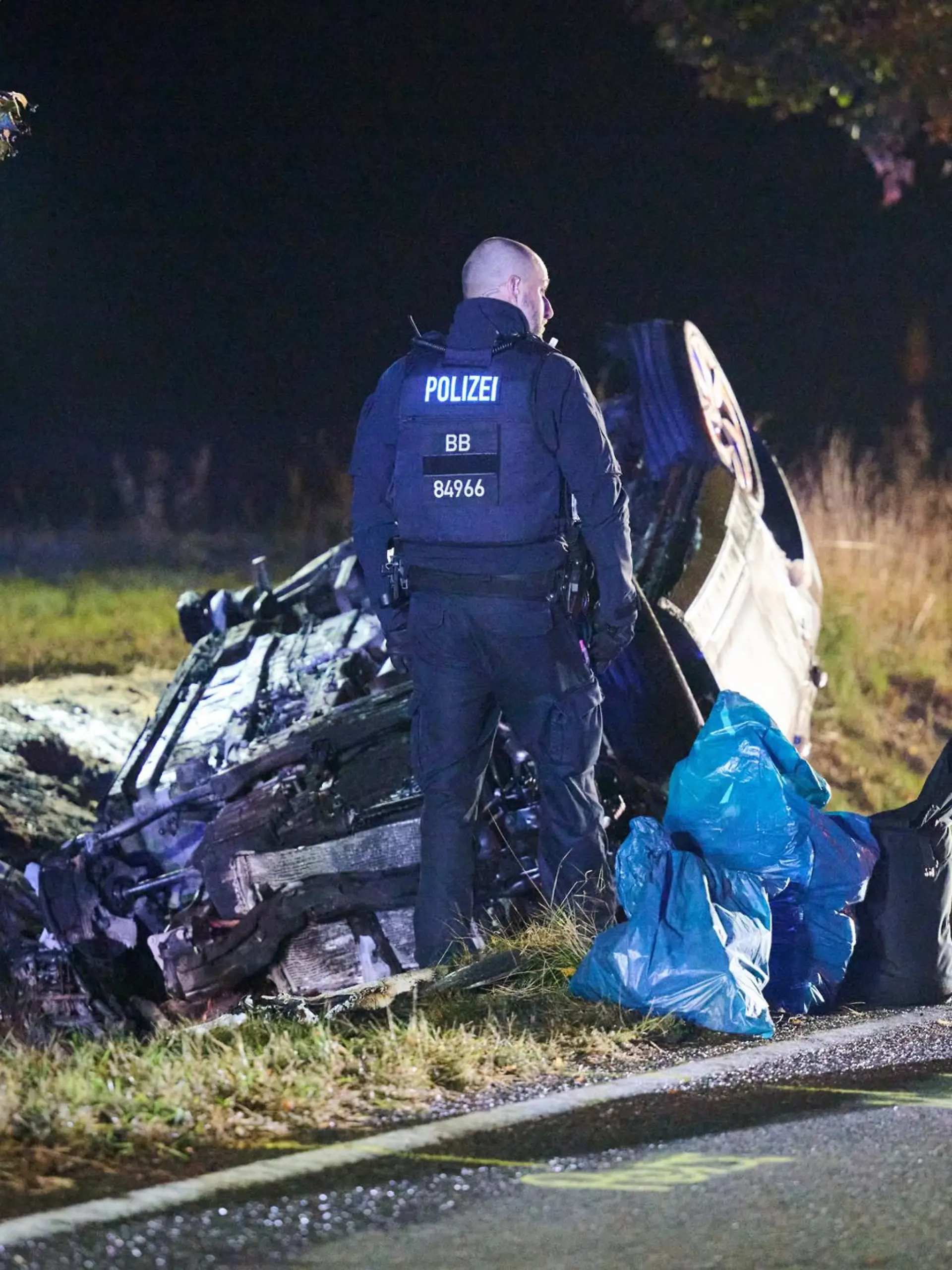 Bild zu: "Auto kracht in Mopeds – vier junge Menschen sterben"