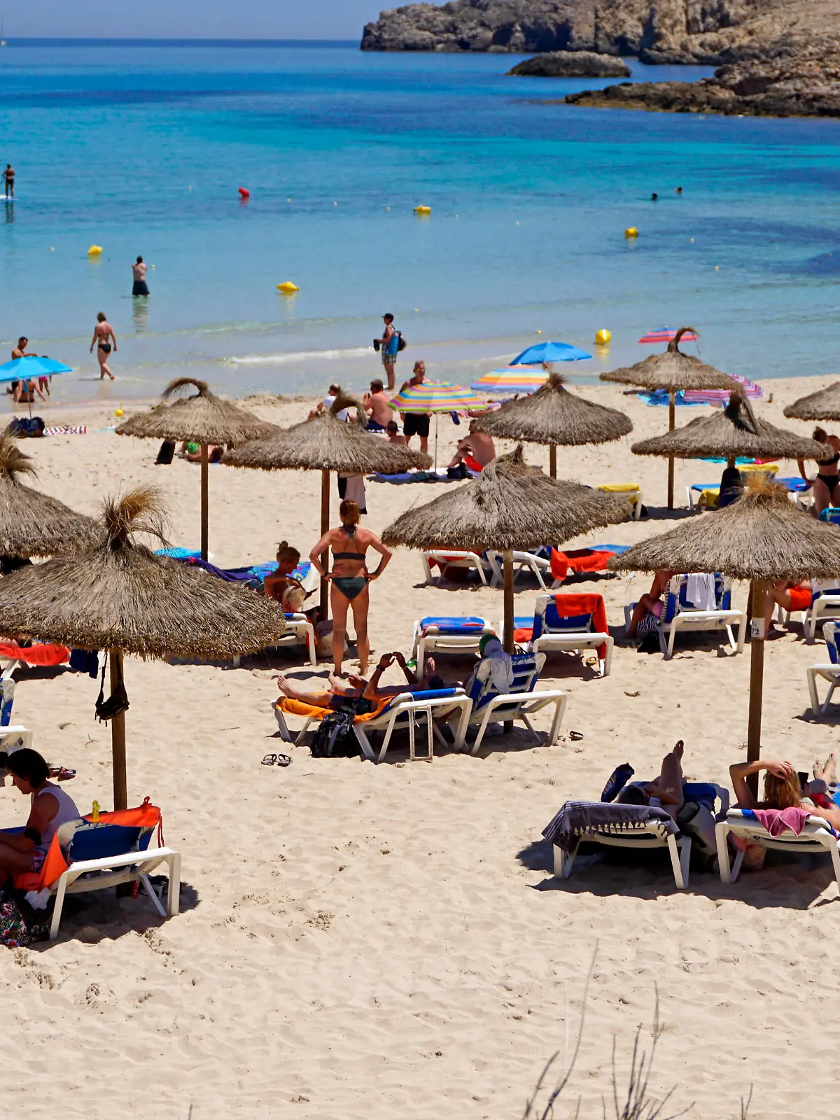 Urlauber am Strand von Mallorca