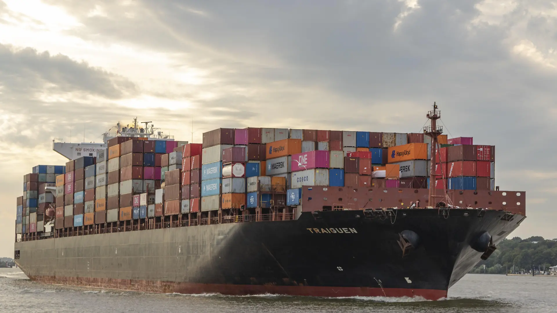 Containerschiff Traiguen der Reederei Zodiac Maritime in der Abenddämmerung auf der Elbe beim Einlaufen in den Hafen von Hamburg, Deutschland
