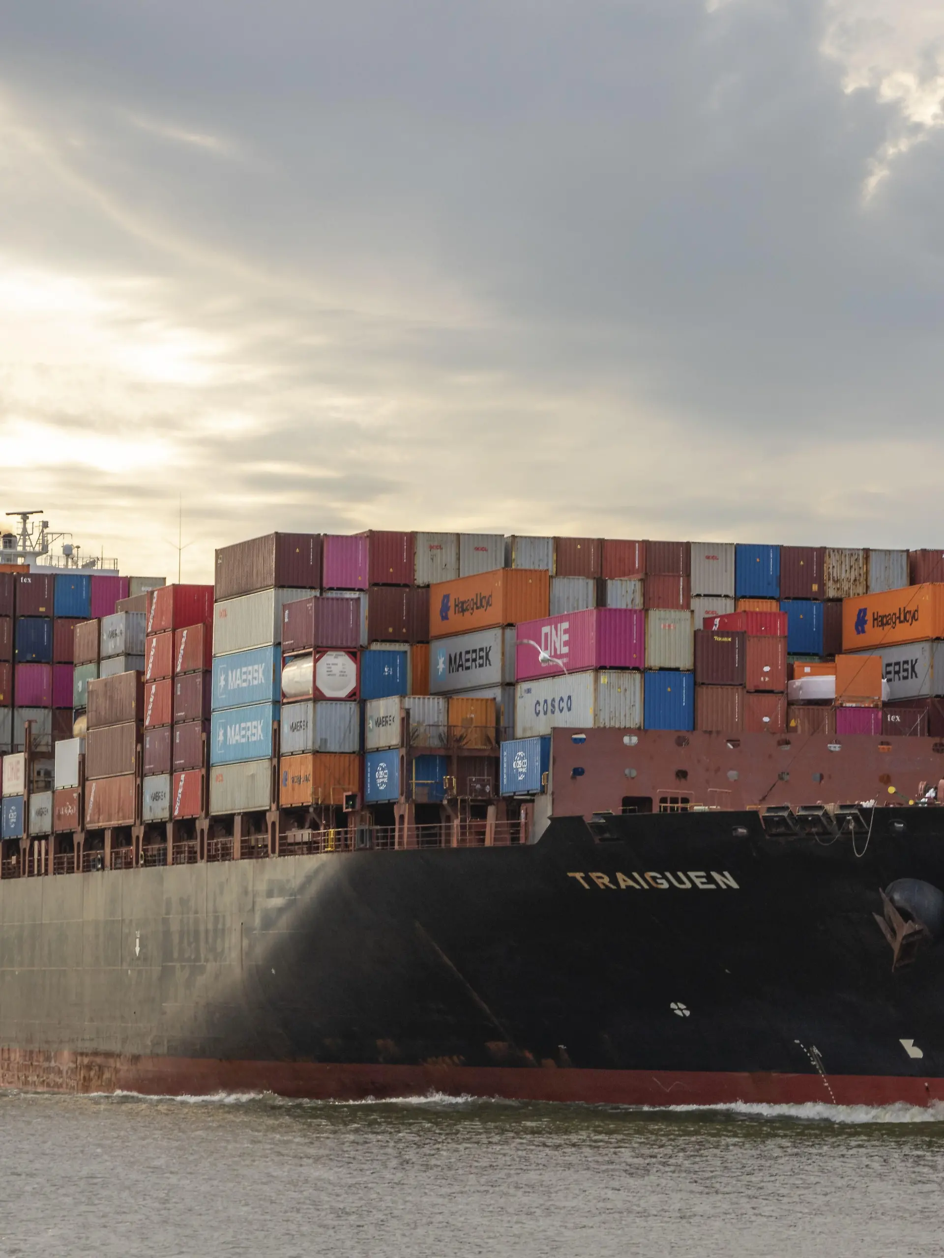 Containerschiff Traiguen der Reederei Zodiac Maritime in der Abenddämmerung auf der Elbe beim Einlaufen in den Hafen von Hamburg, Deutschland