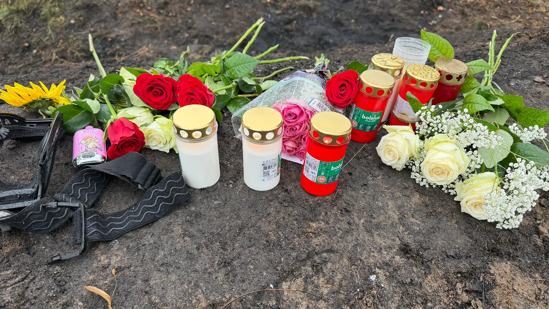 Trauernde haben Blumen und Kerzen am Unfallort niedergelegt