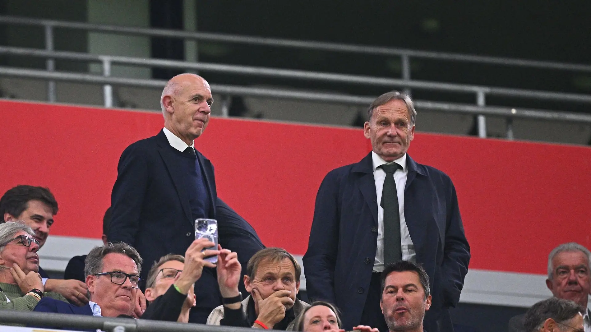 Bernd Neuendorf und Hans-Joachim Watzke (r) sprechen sich gegen Gianni Infantino aus. (Archivbild)