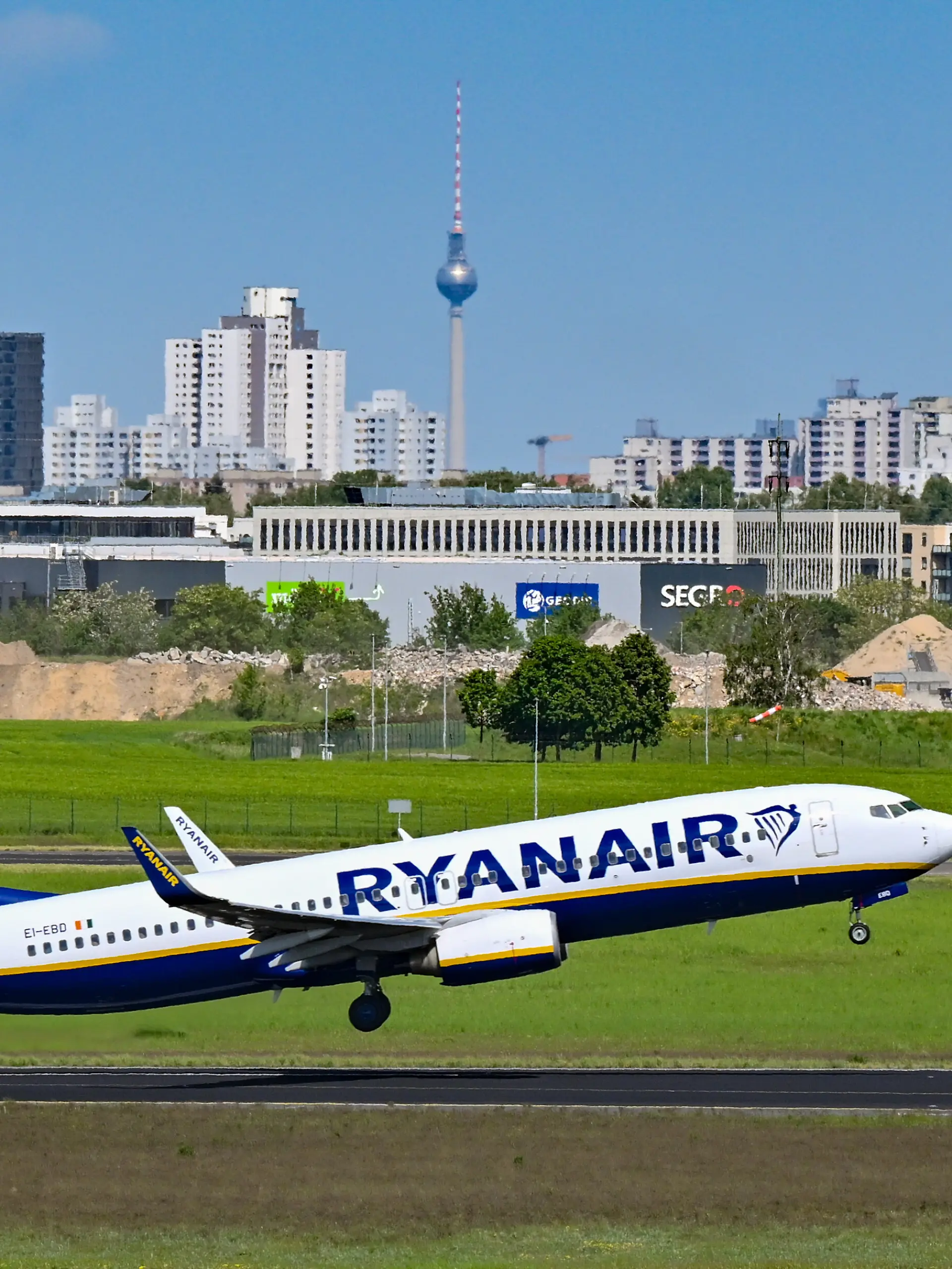 Ein Flugzeug der Fluggesellschaft Ryanair startet vom Hauptstadtflughafen Berlin Brandenburg BER. (zu dpa: «Ryanair kappt Flugprogramm - Berlin verliert am meisten») +++ dpa-Bildfunk +++