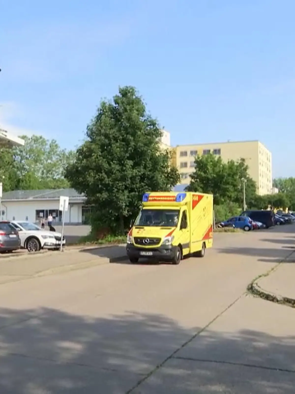 Am Montagmorgen gegen 06:00 Uhr hat ein unbekannter Täter zwei Passanten im Südosten von Erfurt verletzt und ist zu Fuß geflüchtet. Laut Informationen der Polizei hat der Mann seine Opfer mutmaßlich mit einem Messer angegriffen. Die Verletzten im Alter von 45 und 68 wurden zur Behandlung in umliegende Krankenhäuser gebracht. Über die Schwere der Verletzungen ist zur Zeit nichts bekannt. Zur Fahndung setzte die Polizei einen Hubschrauber ein.