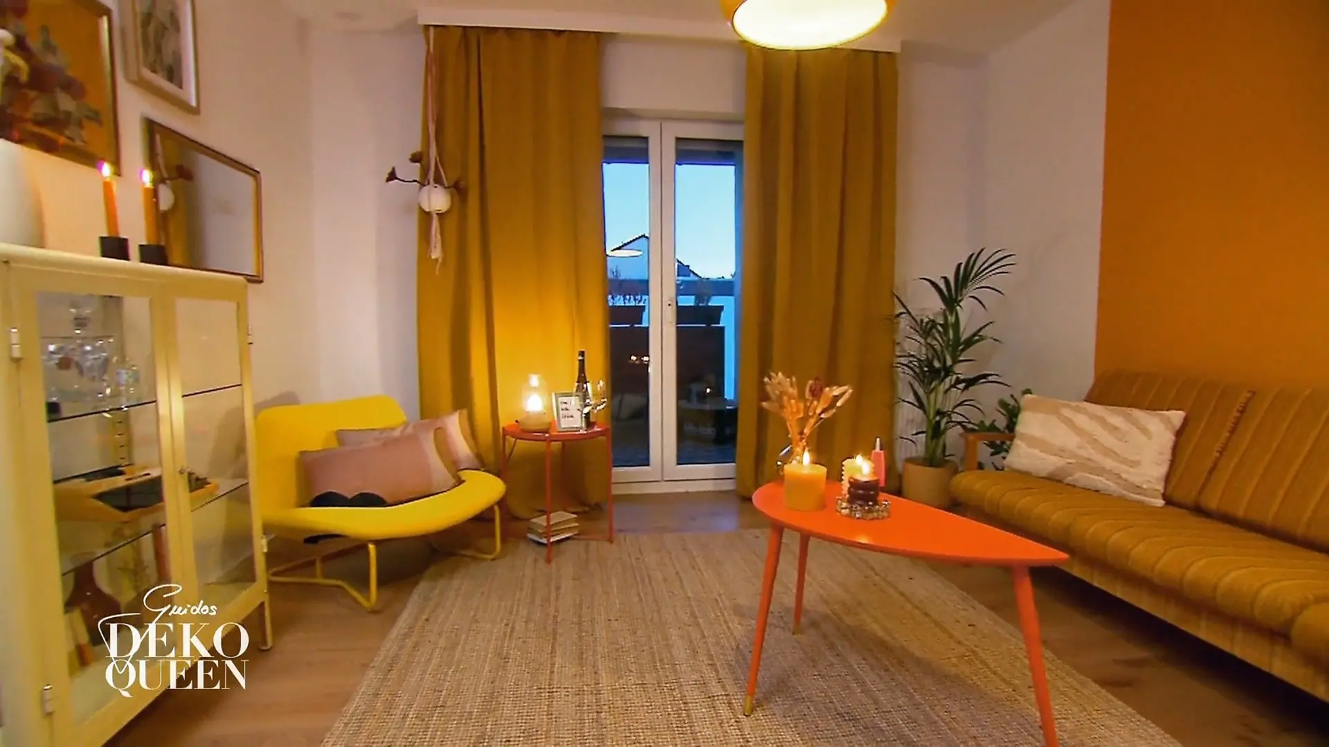 80er-Jahre-Flair mit einem Mid Century-Sofa als Eyecatcher