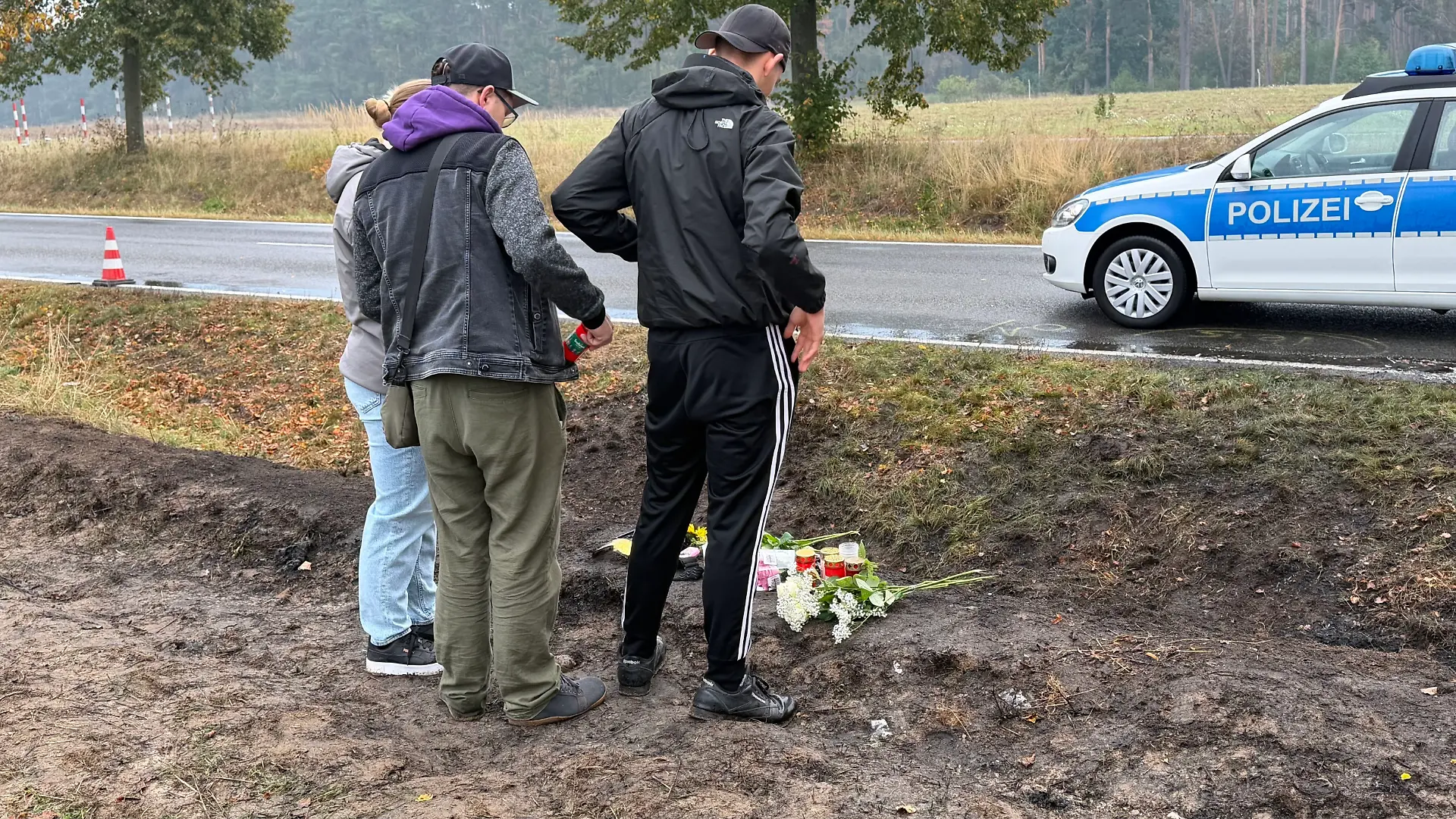 Trauer und Fassungslosigkeit am Unfallort: Angehörige gedenken der vier jungen Menschen, die bei dem schrecklichen Moped-Unfall in Biesenthal ums Leben kamen.