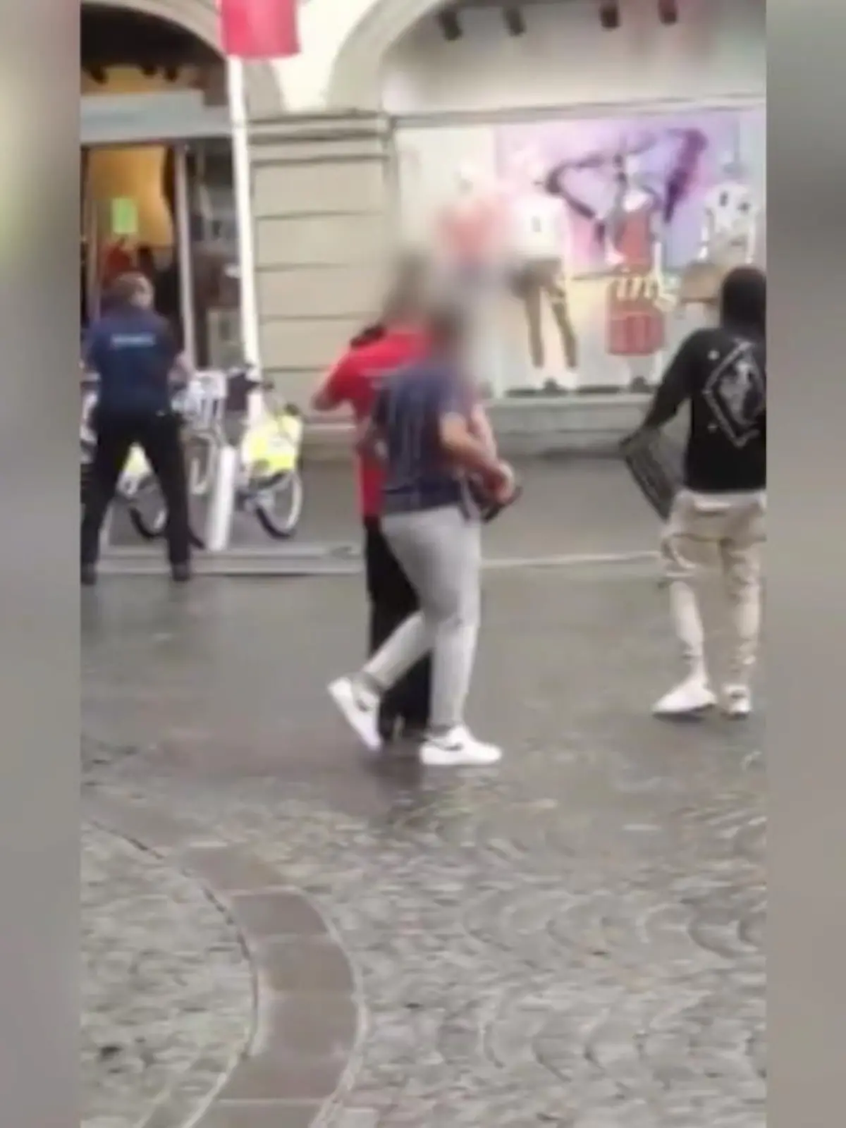 Bild zu: "Drei Freunde stellen sich Täter in Weg"