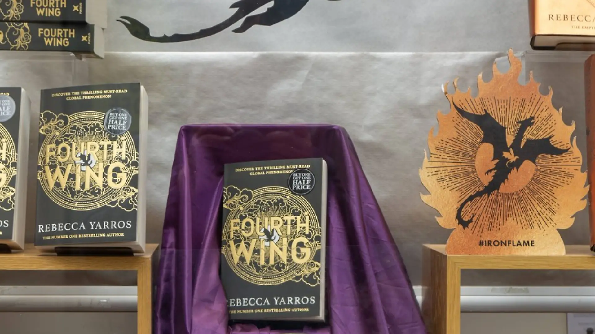 Das Buch "Fourth Wing" von Rebecca Yarros ist heiß begehrt.
