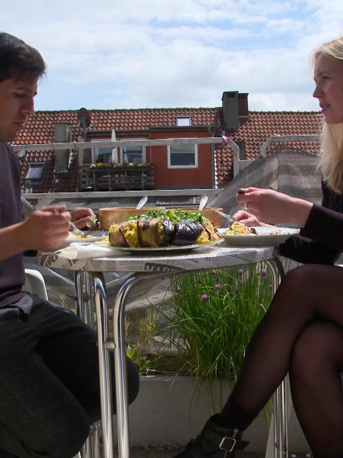 Azad Kour und RTL Nord-Reporterin Finja Böhling essen Meqlobe.