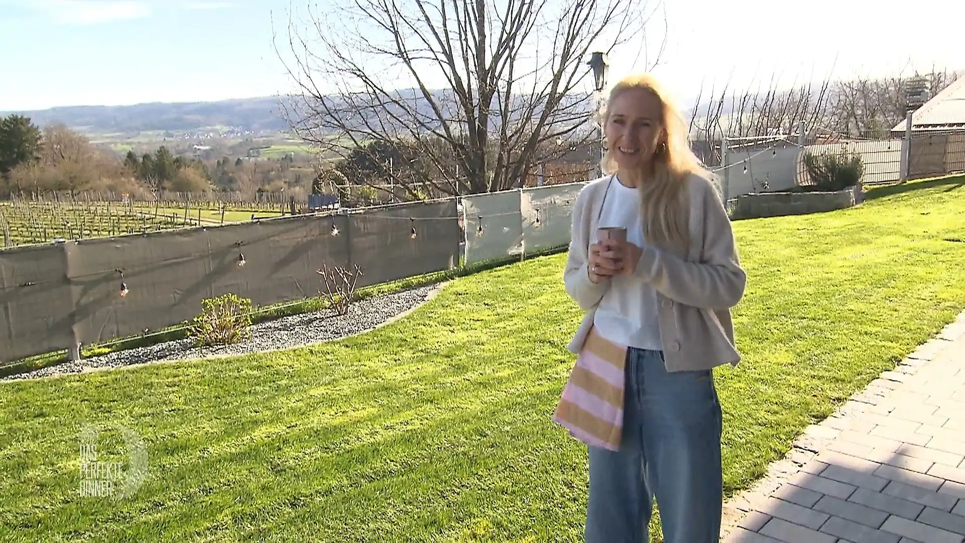 Olivia freut sich ihr Weingut bei Sonne zeigen zu dürfen