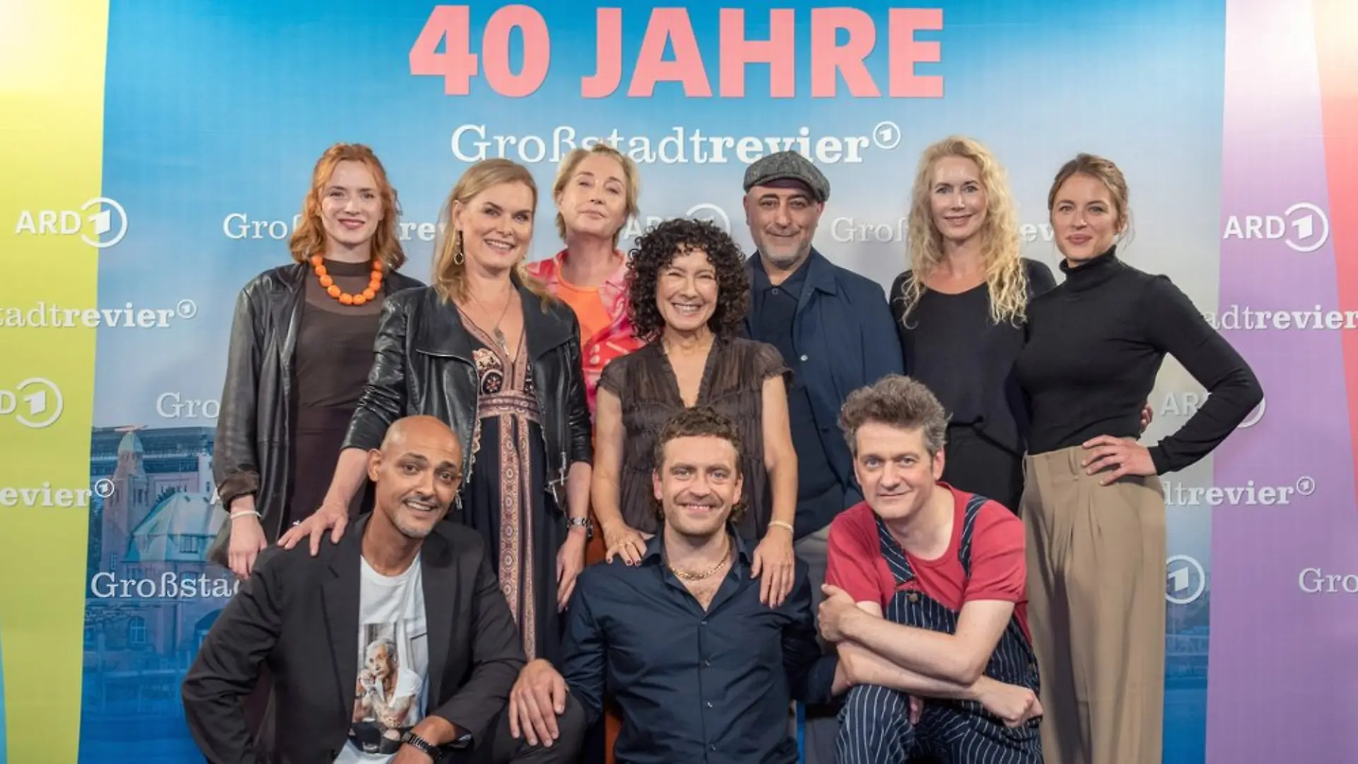 ARD-Vorabendserie "Großstadtrevier" feiert Jubiläumsabend mit Darstellern und ehemaligen Darstellern (v.l.): Sofie Junker, Patrick Abozen, Andrea Lüdke, Saskia Fischer, Maria Ketikidou, Enrique Fiß, Özgür Karadeniz, Sven Fricke, Dorothea Schenck, Sinha Melina Gierke.