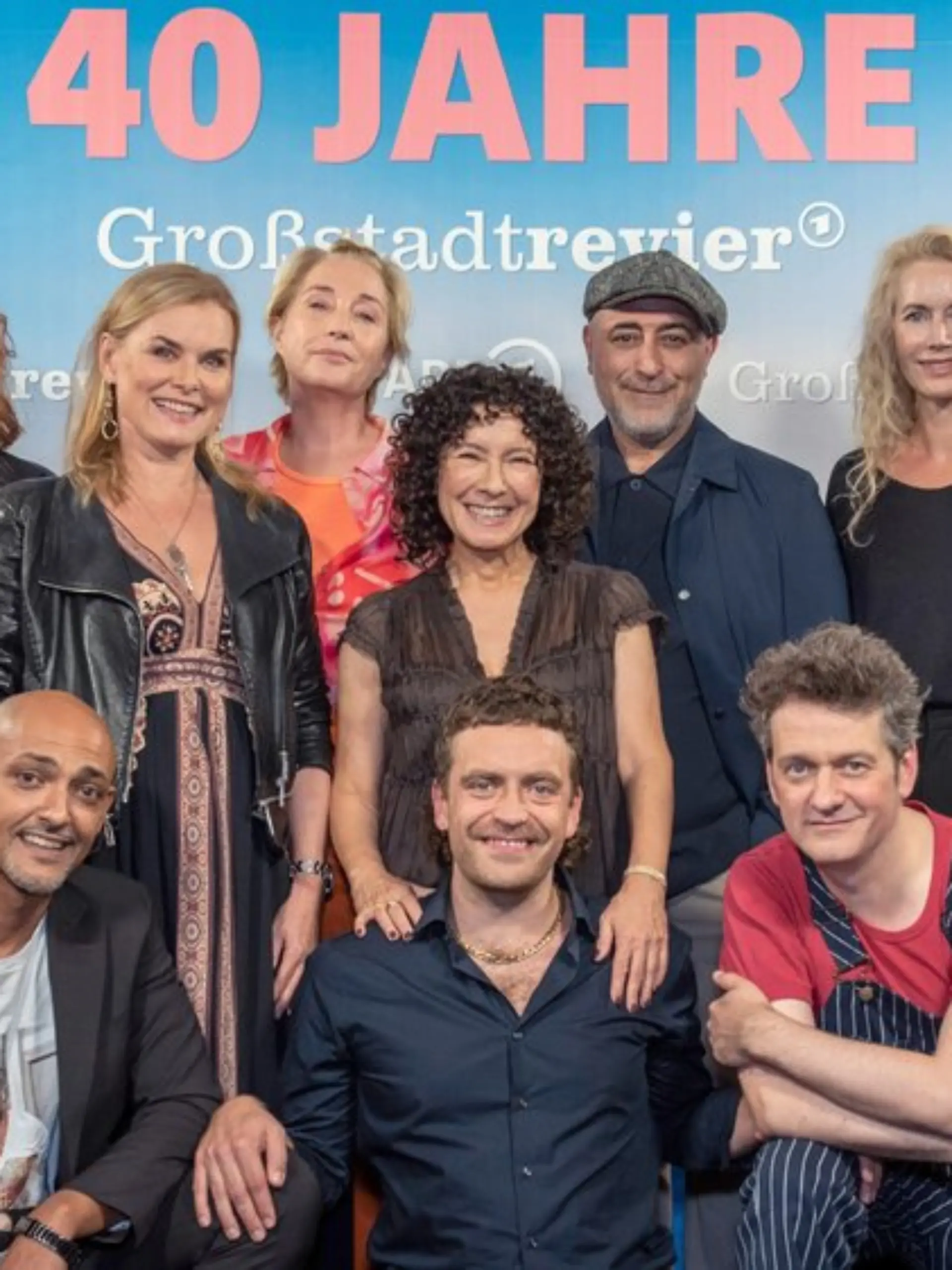 ARD-Vorabendserie "Großstadtrevier" feiert Jubiläumsabend mit Darstellern und ehemaligen Darstellern (v.l.): Sofie Junker, Patrick Abozen, Andrea Lüdke, Saskia Fischer, Maria Ketikidou, Enrique Fiß, Özgür Karadeniz, Sven Fricke, Dorothea Schenck, Sinha Melina Gierke.