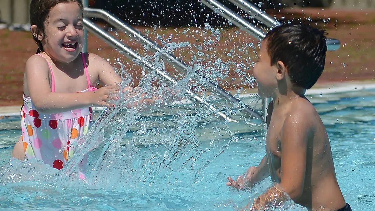 Ibo und Sabrin planschen am Montag (23.07.2012) im Wasser im Prinzenbad in Berlin. Viele Berliner genießen nach der Schlechtwetterperiode die Sonne. Foto: Britta Pedersen dpa/lbn  +++(c) dpa - Bildfunk+++