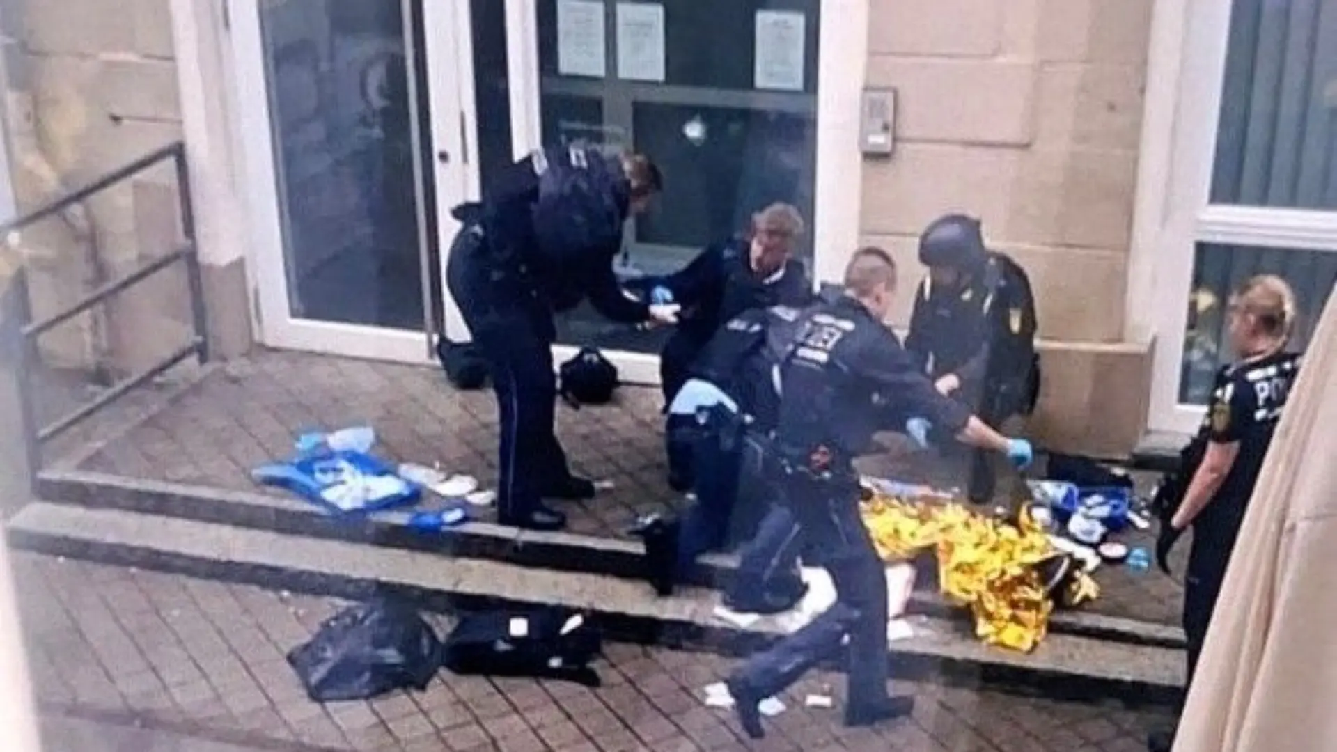 Bei einem Polizeieinsatz am Rathaus in Tuttlingen (Baden-Württemberg) wird ein 27-Jähriger erschossen. Nach RTL-Informationen soll der Mann zuvor mit einer Pistole auf Polizisten geschossen haben.