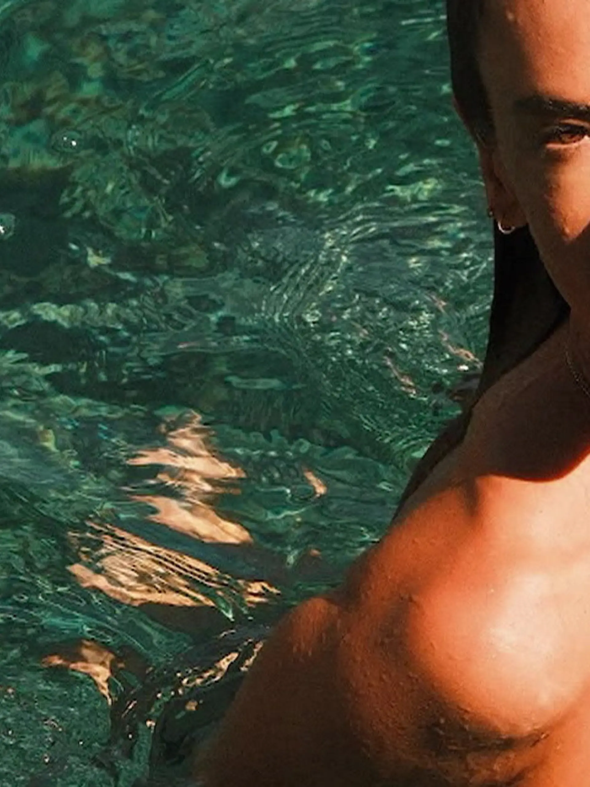 Bild zu: "Nur im Bikini-String! Supermodel planscht oben ohne im Meer"
