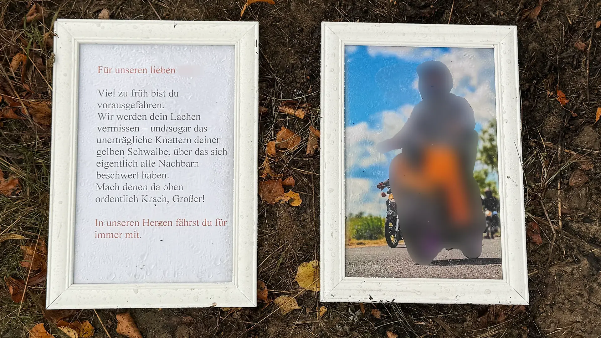 Zwischen Blumen und Kerzen steht ein eingerahmter Abschiedsbrief an eines der vier Todesopfer von Biesenthal – mit Worten, die mitten ins Herz treffen.