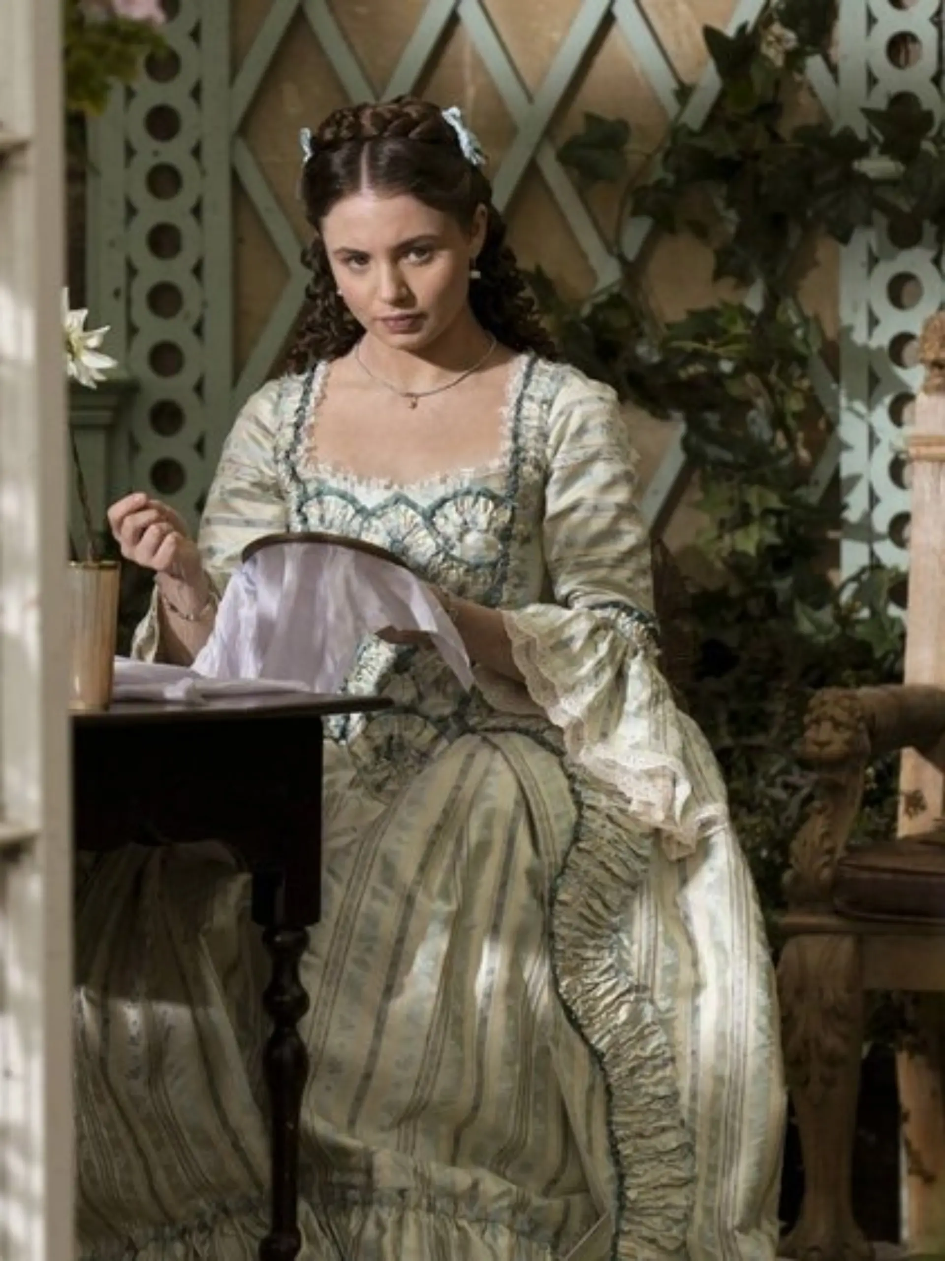 In "Queen Charlotte: Eine Bridgerton-Geschichte" übernahm Connie Jenkins-Greig die Rolle der jungen Violet.