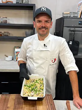 Steffen Henssler mit seinen Ofenkäsespätzle